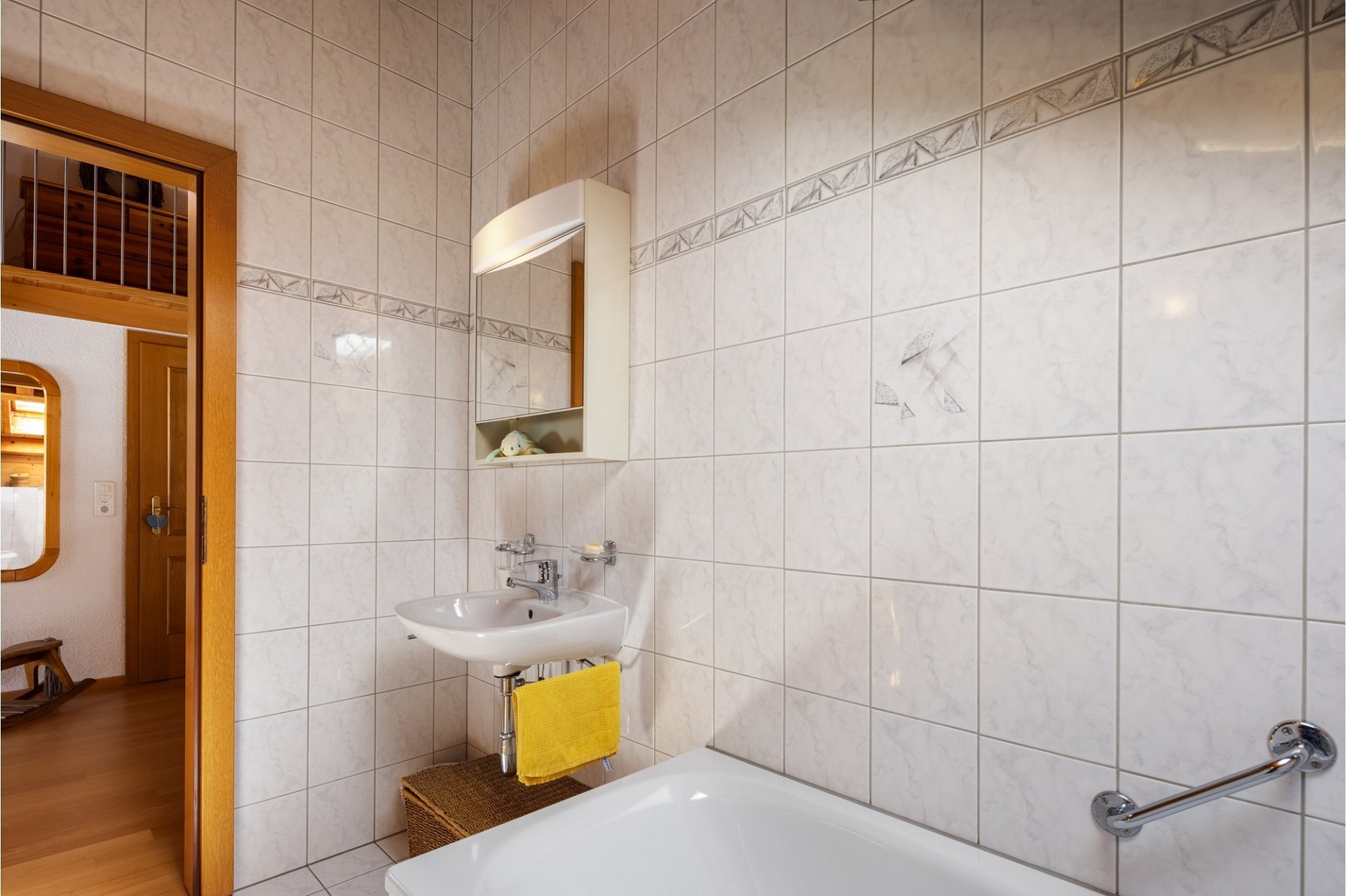 Badezimmer mit Wanne und Wandfliesen