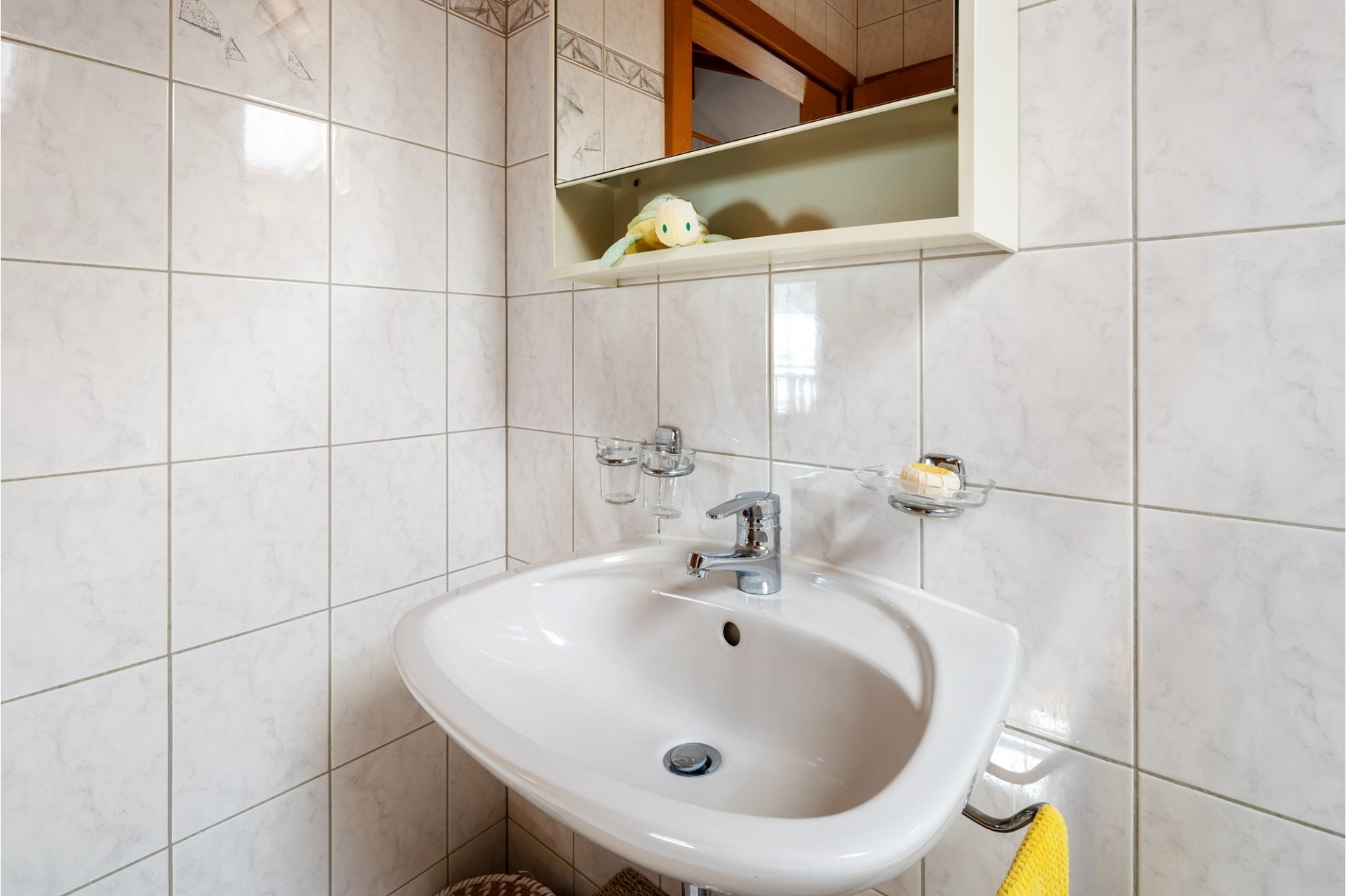 Kleines Badezimmer mit Waschbecken