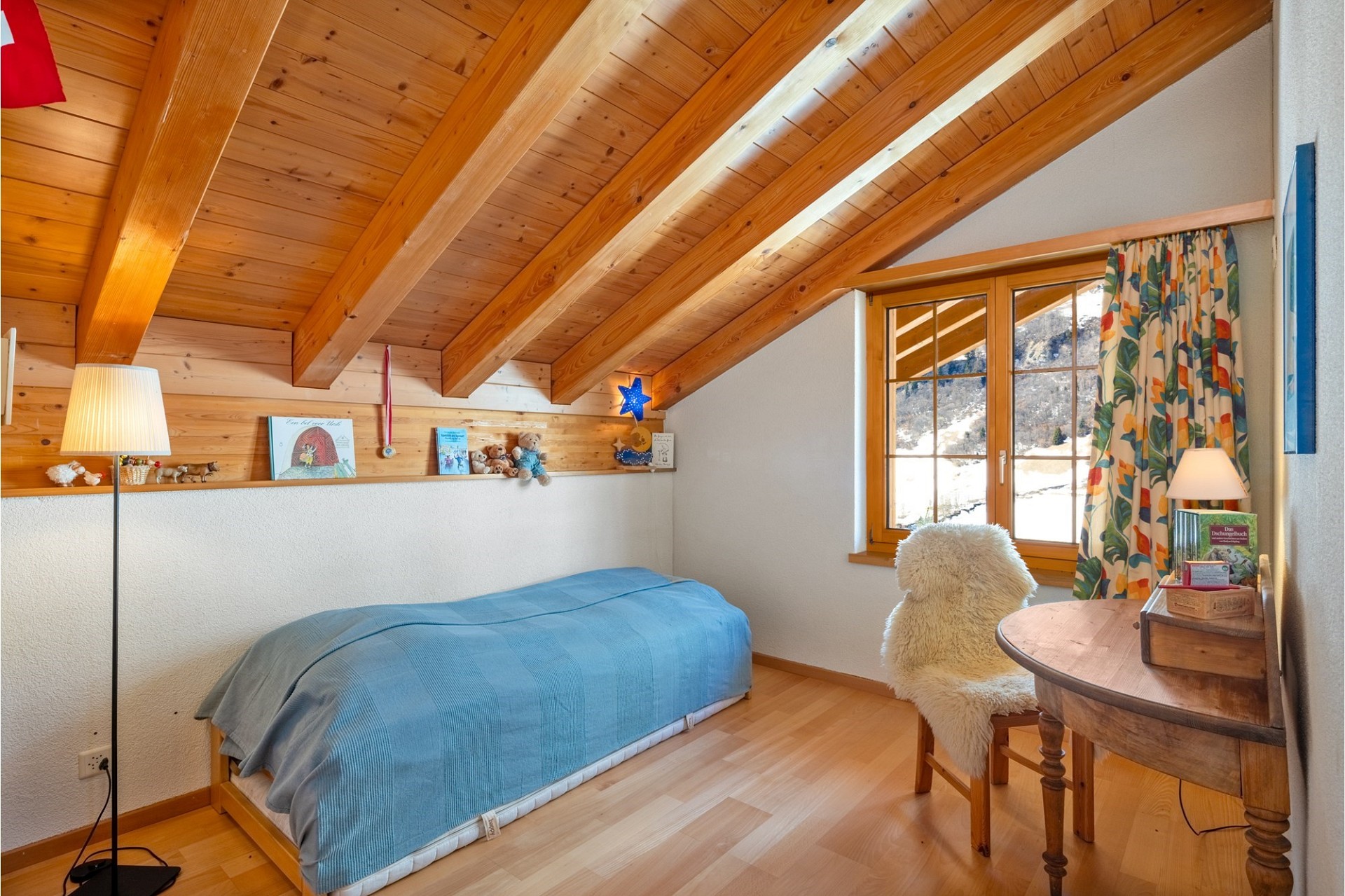 Gemütliches Dachzimmer mit Holzbalken