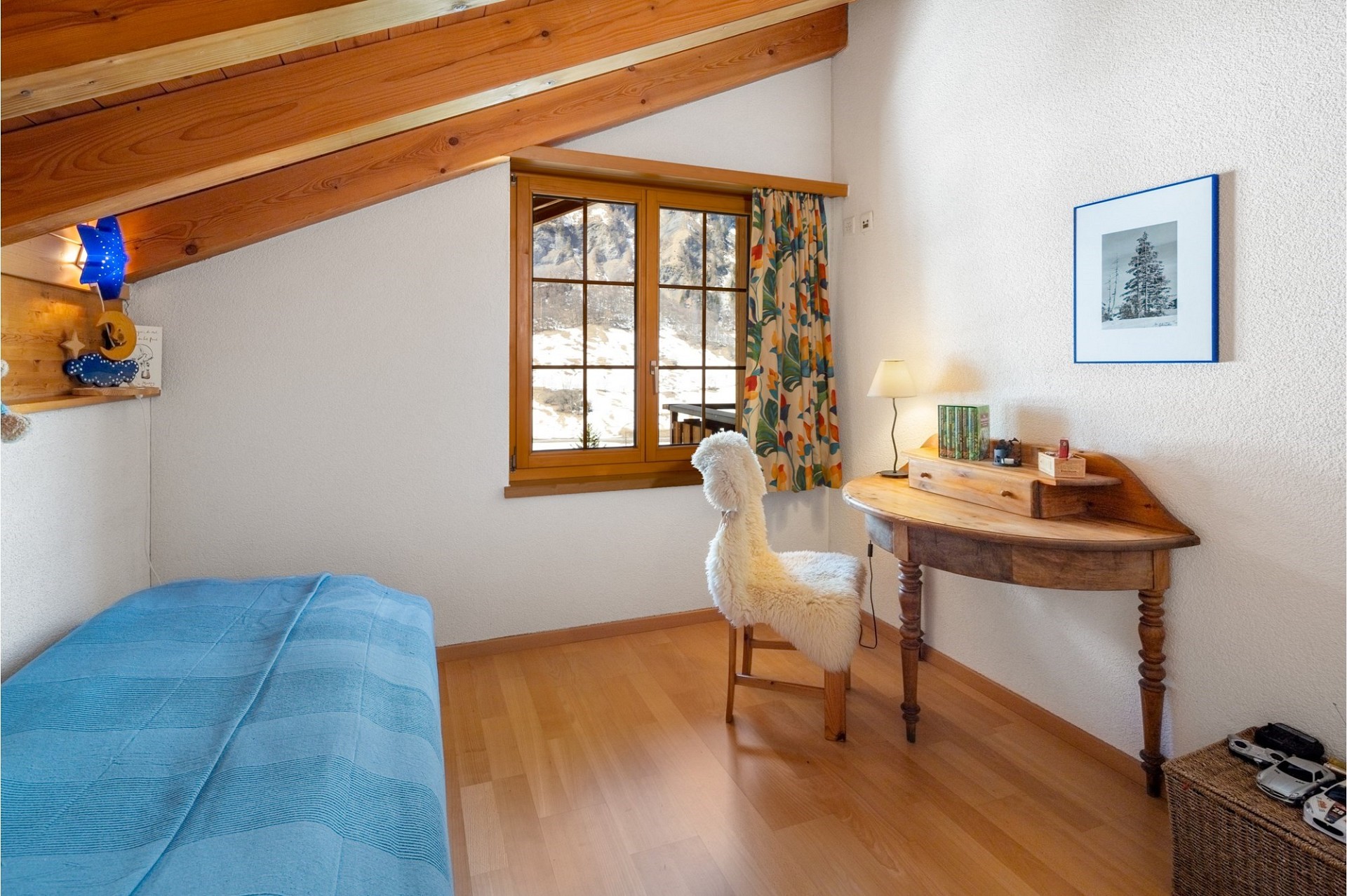 Gemütliches Schlafzimmer mit Dachschräge und Bergblick