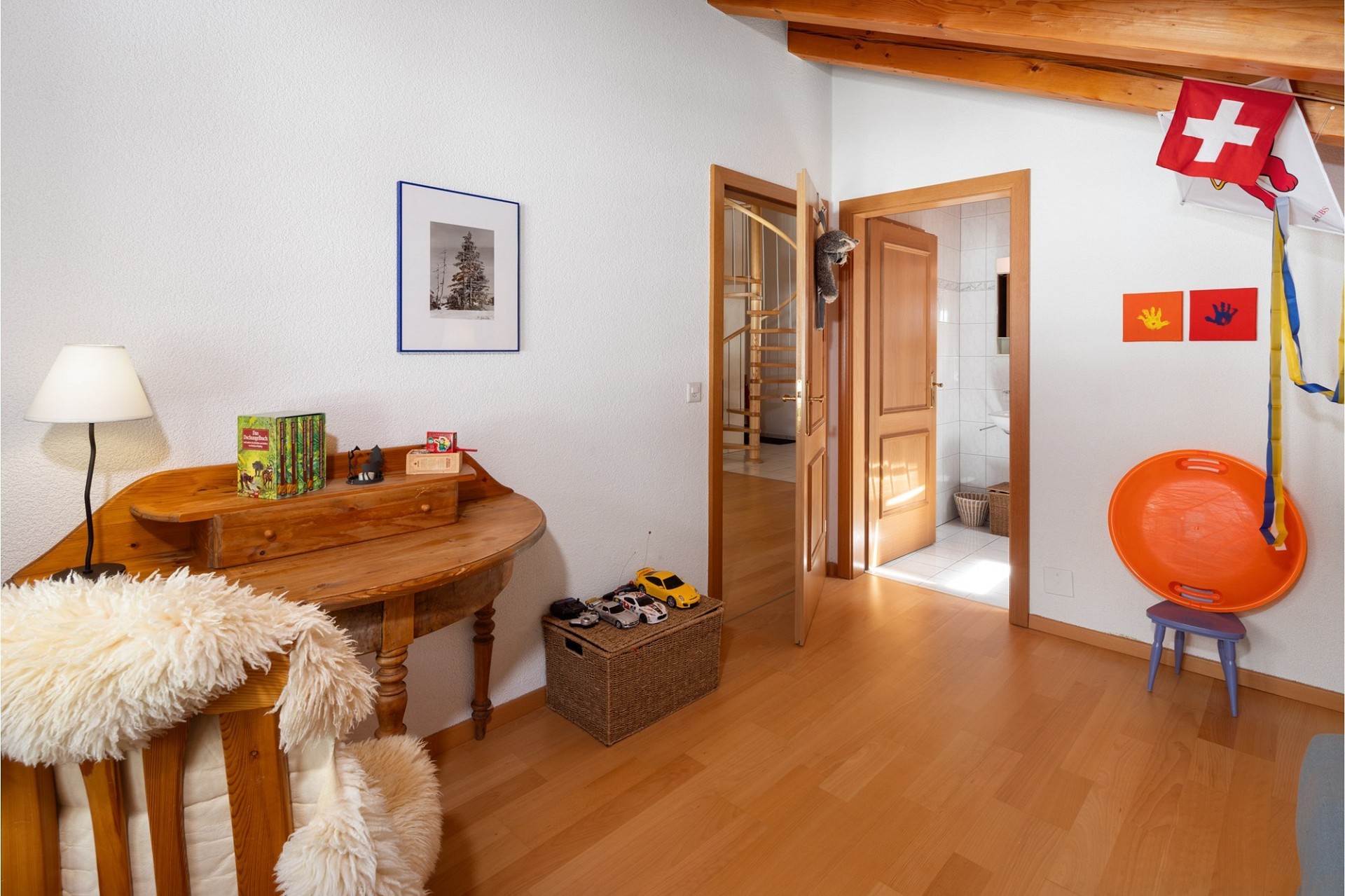 Gemütliches Zimmer mit Holzdekor