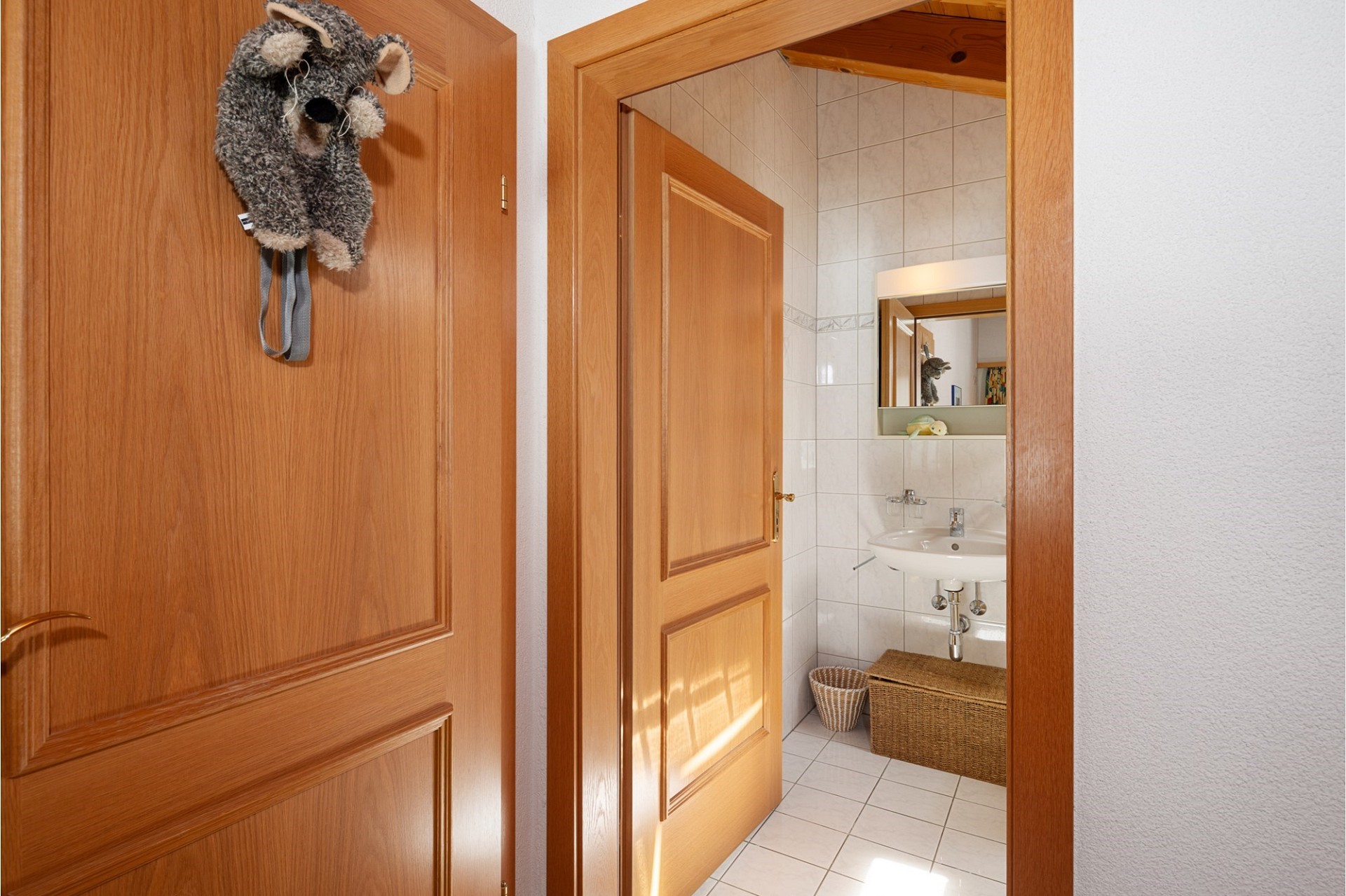 Kleines Badezimmer mit Holztüren