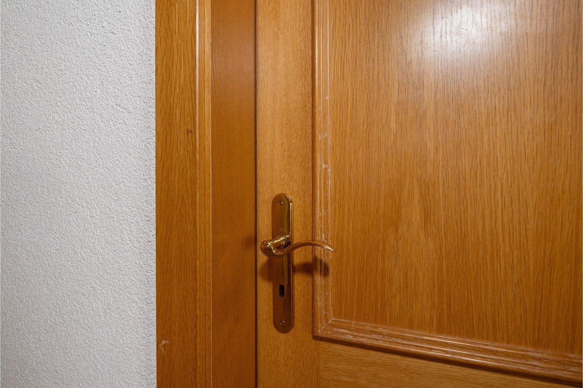 Holztür im Innenbereich