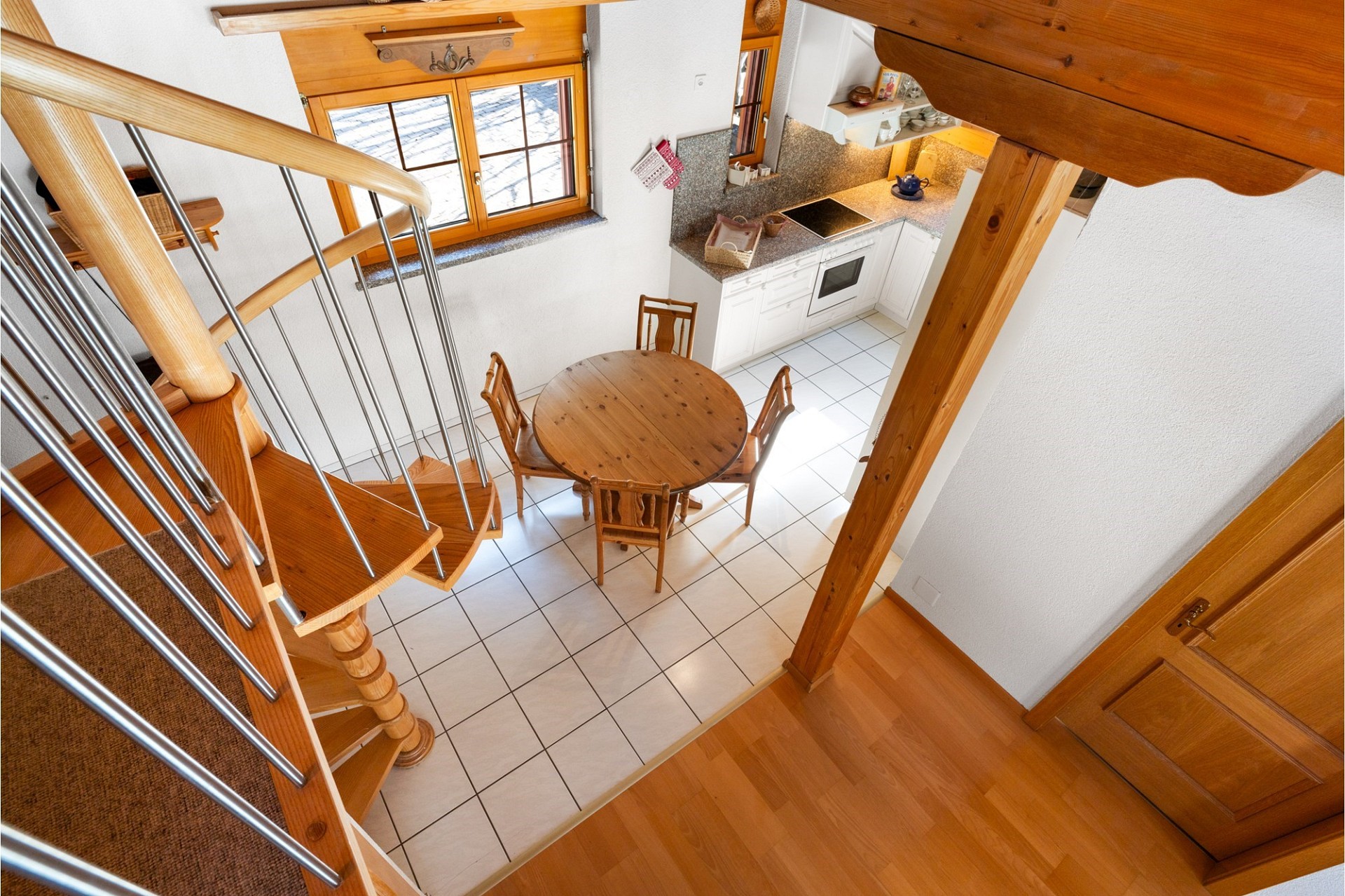 Galerie mit Treppe und kleiner Küche