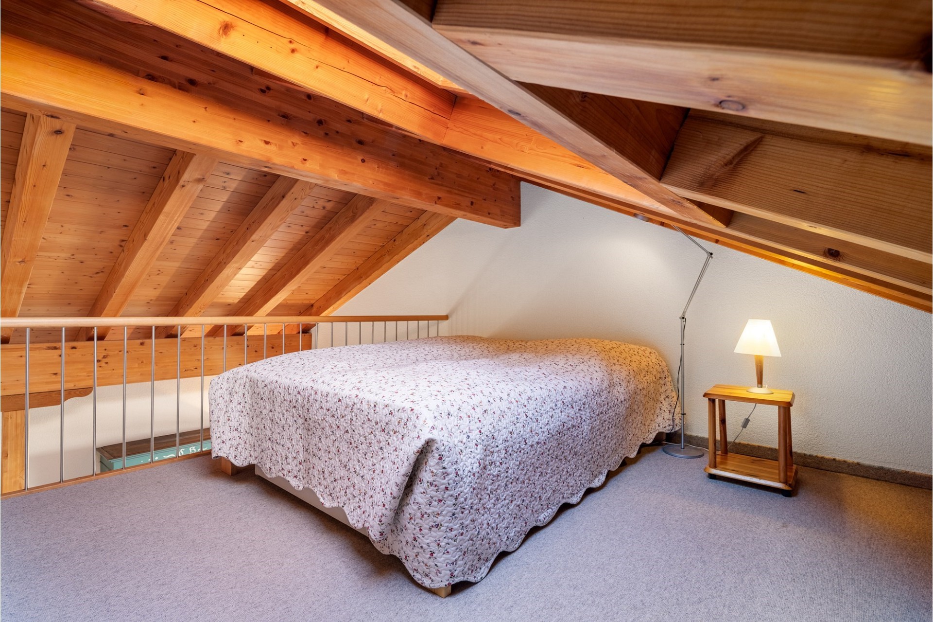 Dachgeschoss-Schlafzimmer mit Holzbalken