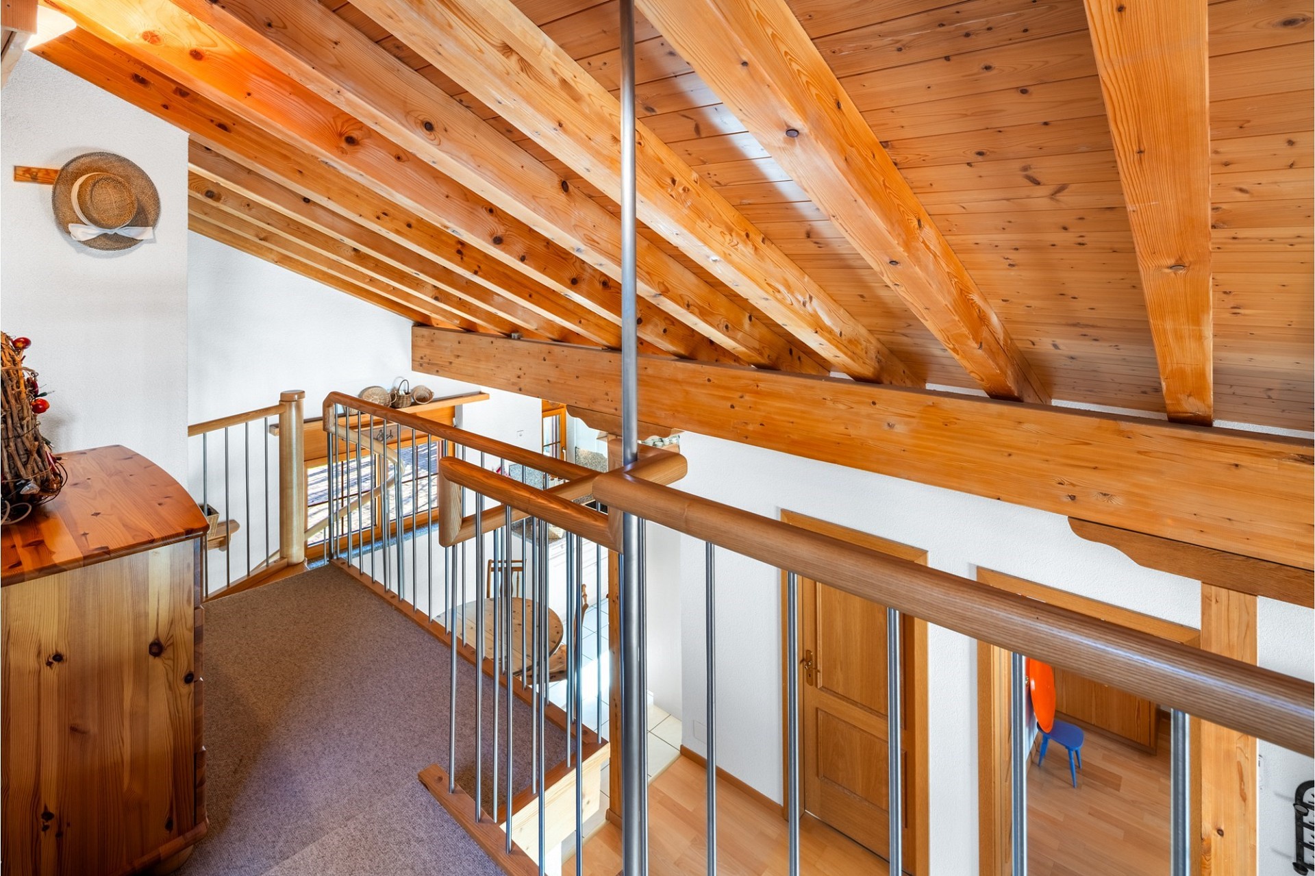Galerie mit Holzdecken und Treppenaufgang