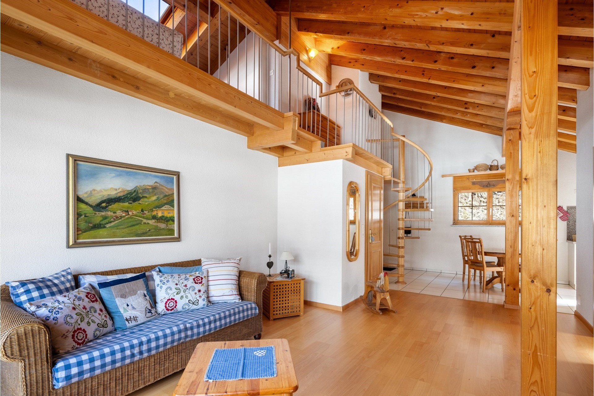 Gemütliches Wohnzimmer mit Holztreppe und Galerie