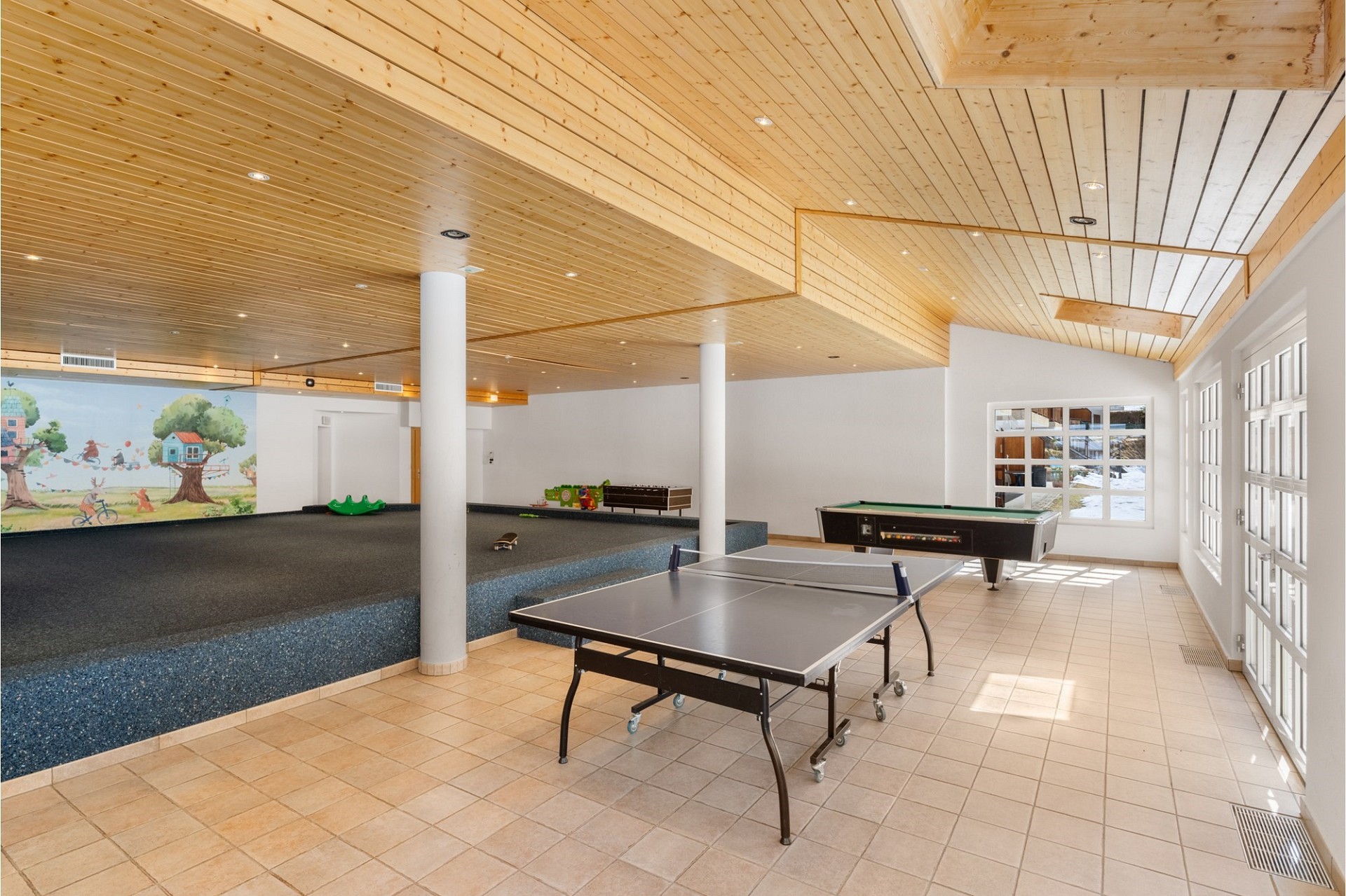 Freizeitraum mit Tischtennis und Billard