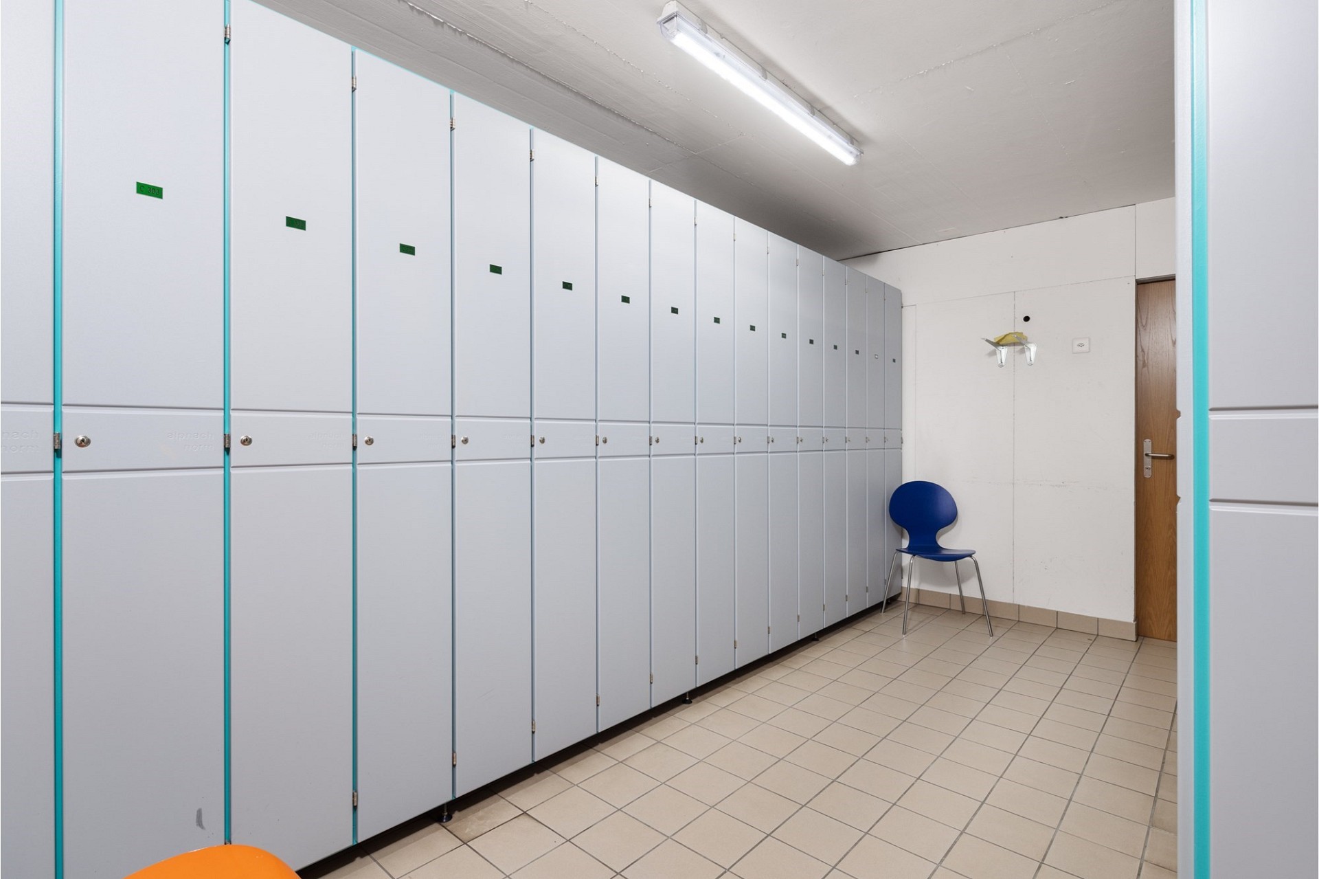 Schließfachraum mit langen Spinden