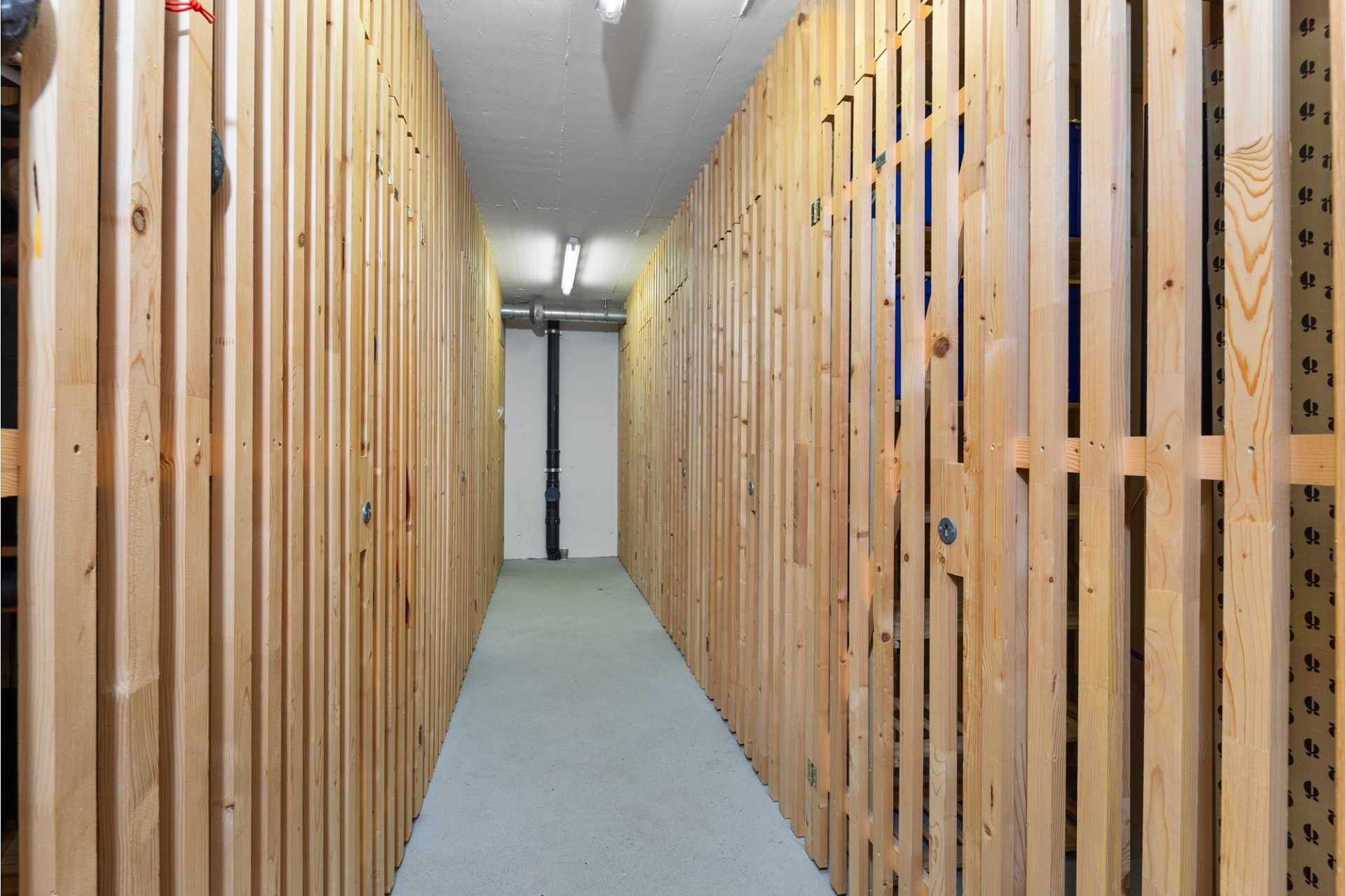 Kellerflur mit Holzverschlägen
