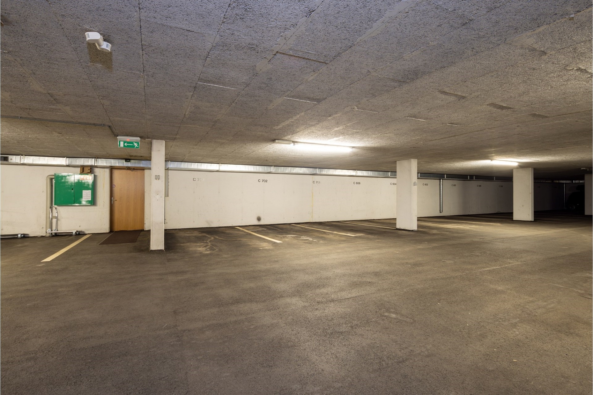 Tiefgarage mit Stellplätzen
