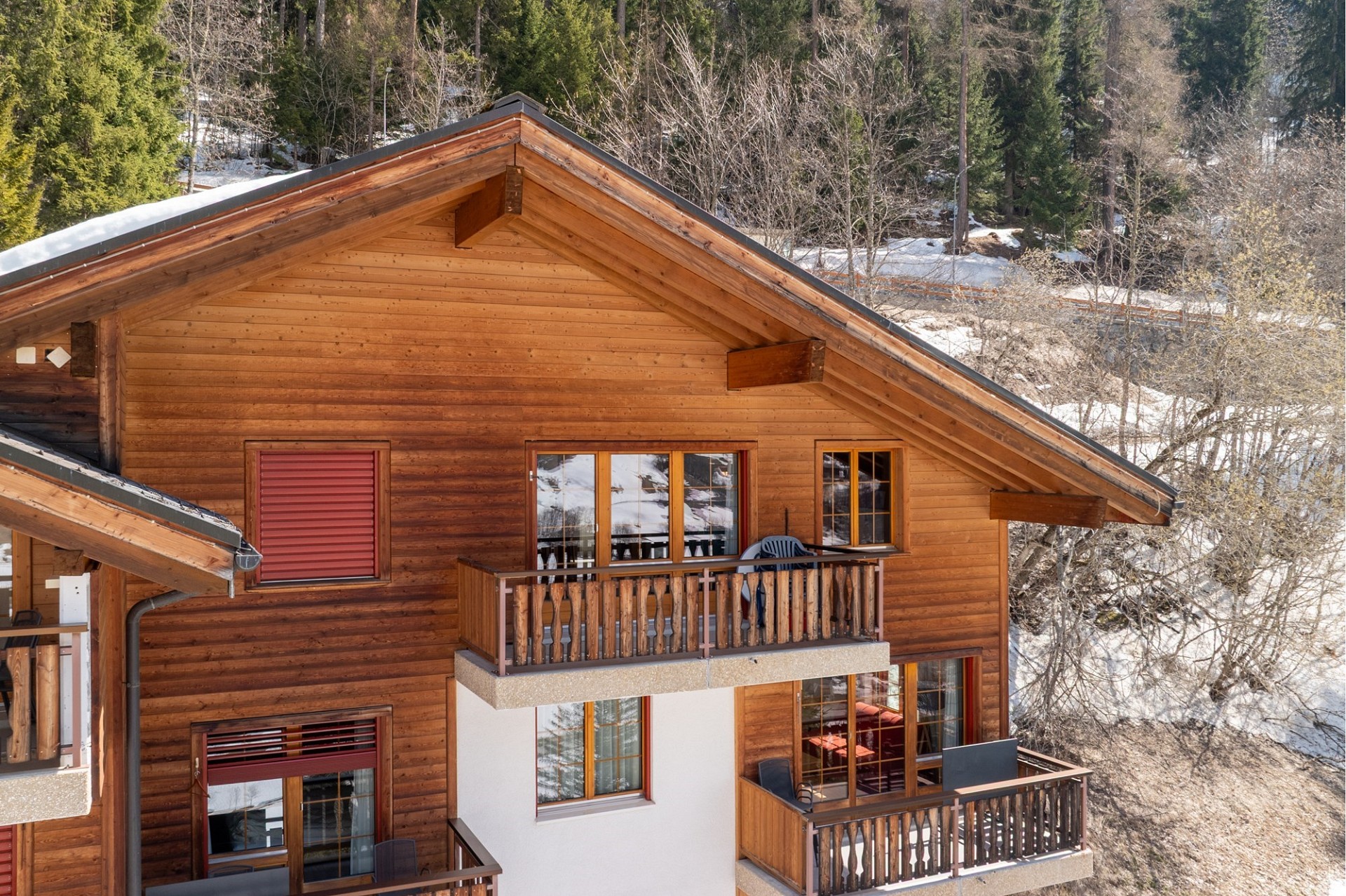 Holzchalet mit Balkonen im Schnee