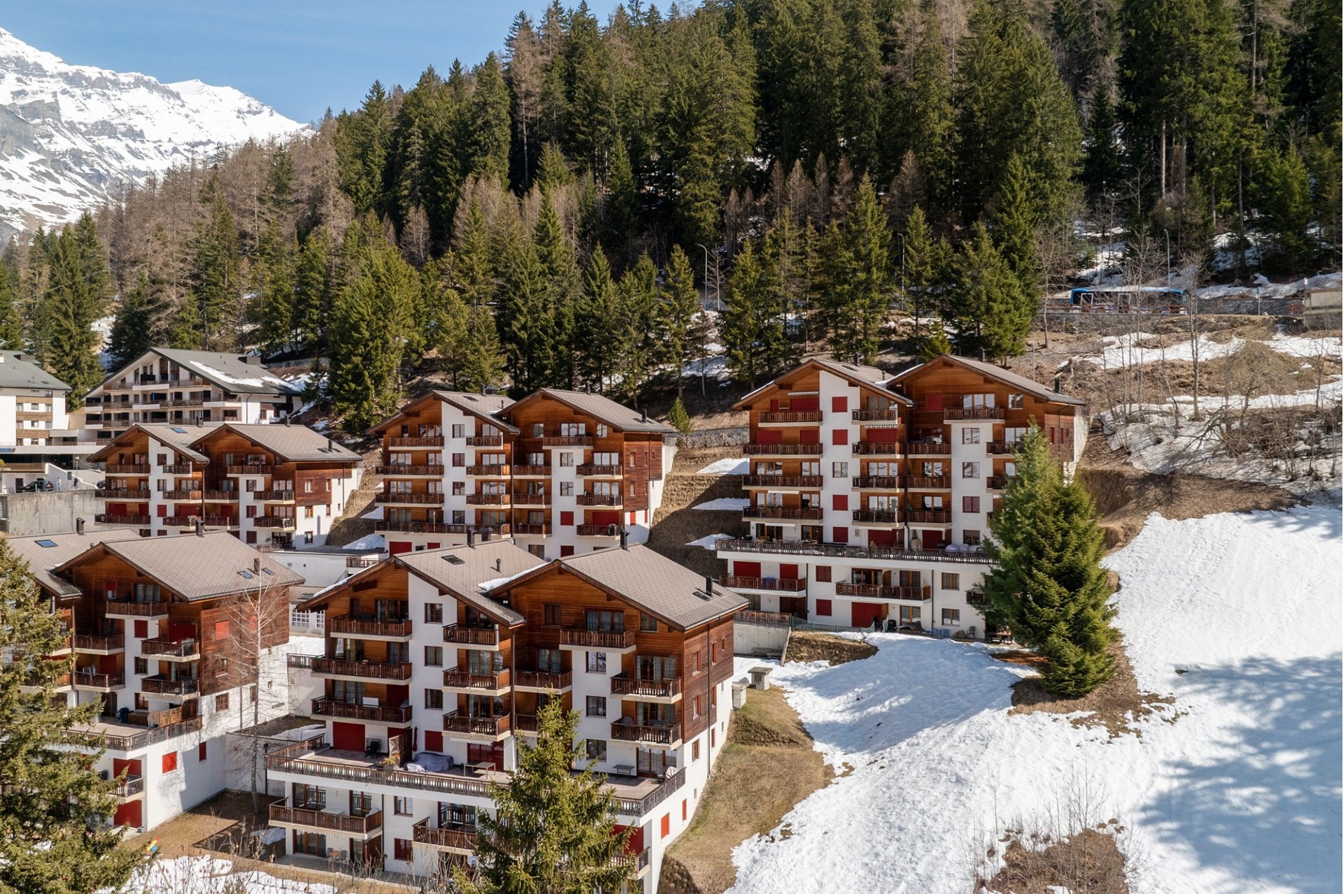 Alpine Wohnanlage im Schnee