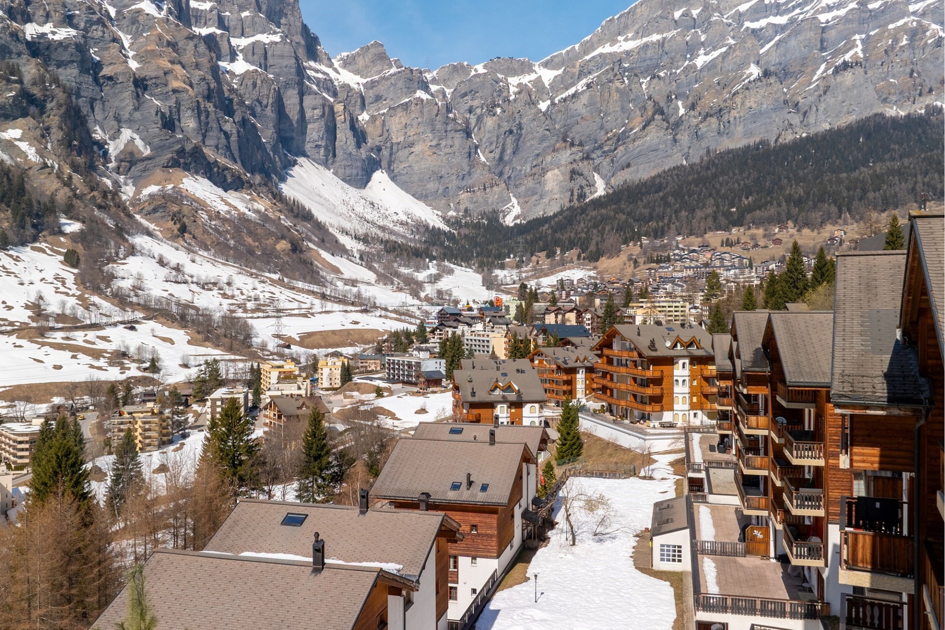 Bergpanorama über alpine Ferienbebauung