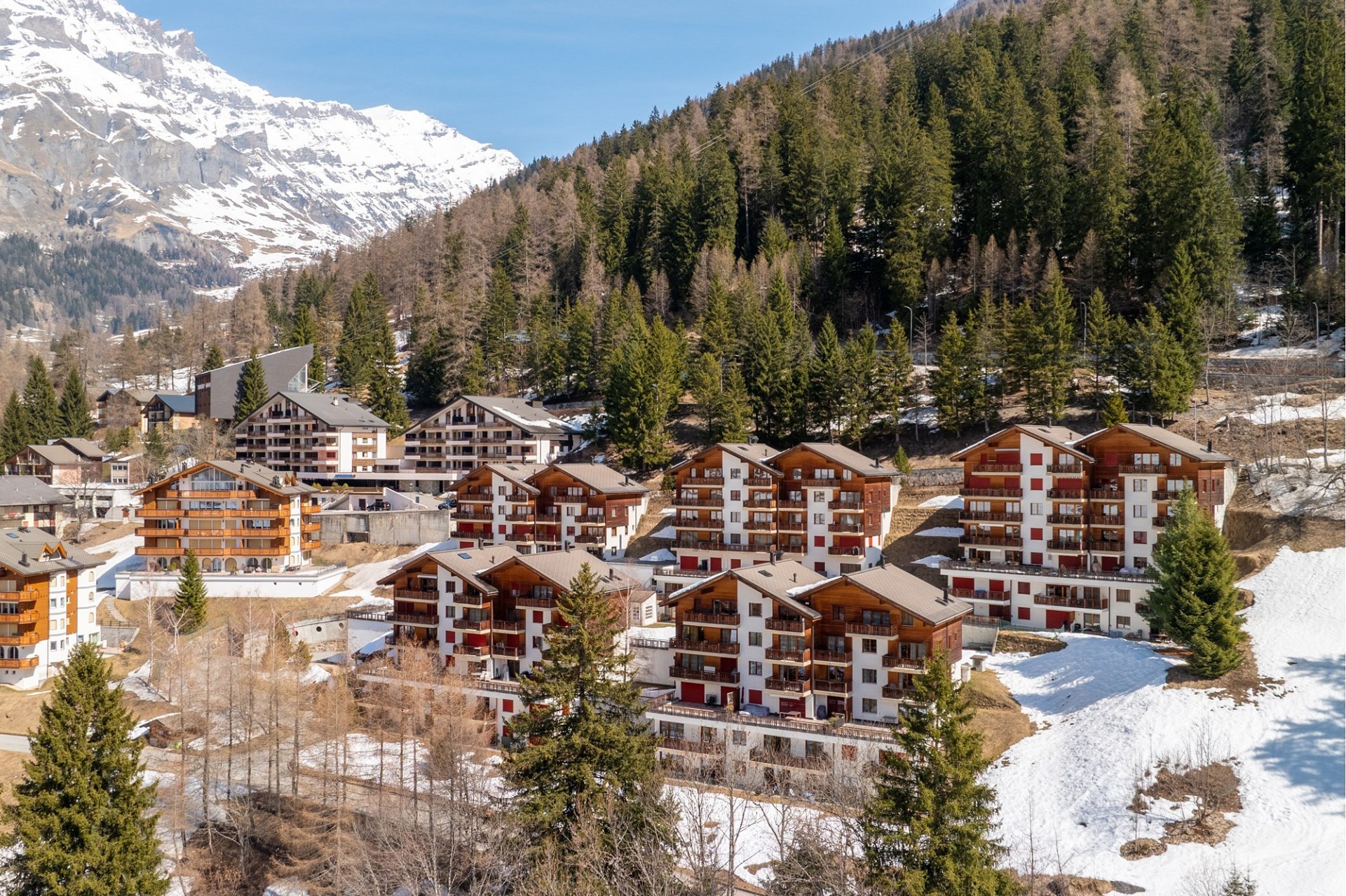 Alpines Ferienresort mit mehreren Wohngebäuden