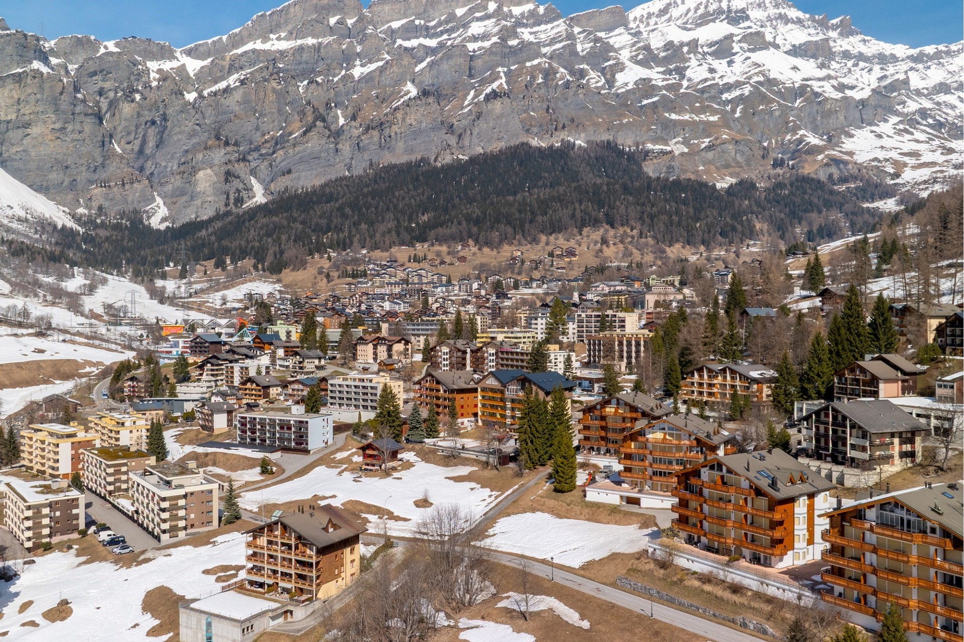 Alpines Dorf mit Bergpanorama