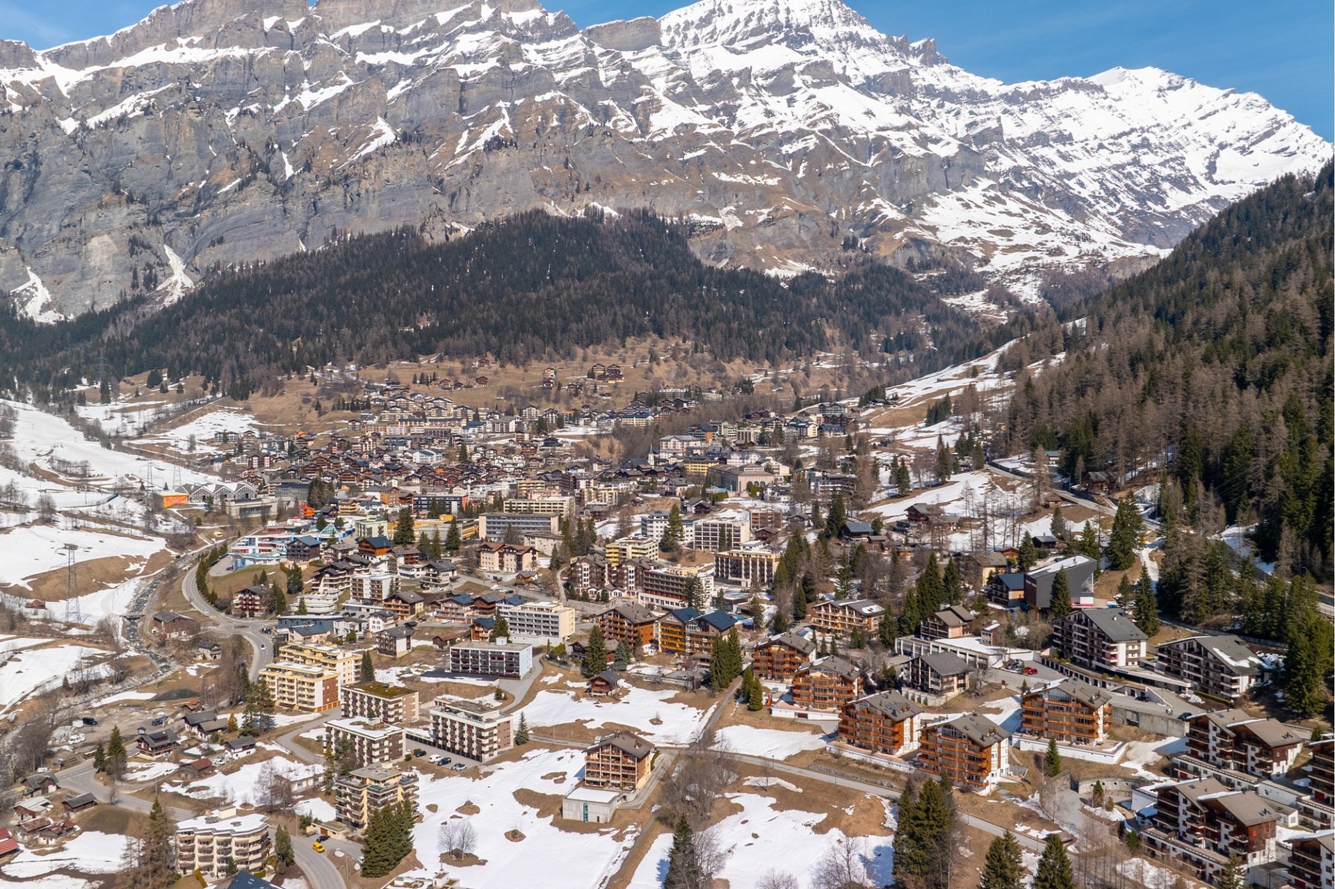 Alpine Talort mit Schneelandschaft