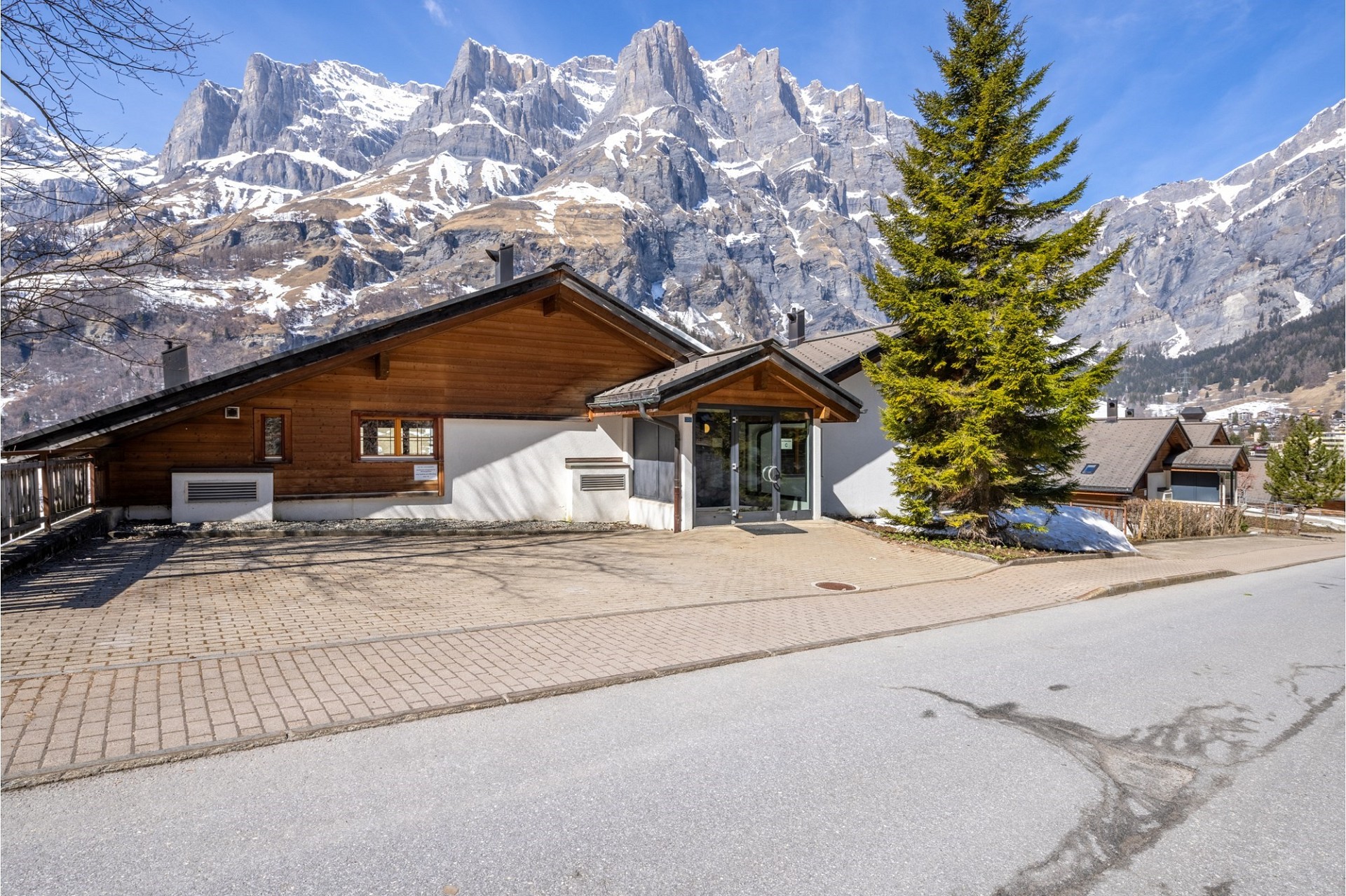 Alpines Chalet mit Bergkulisse