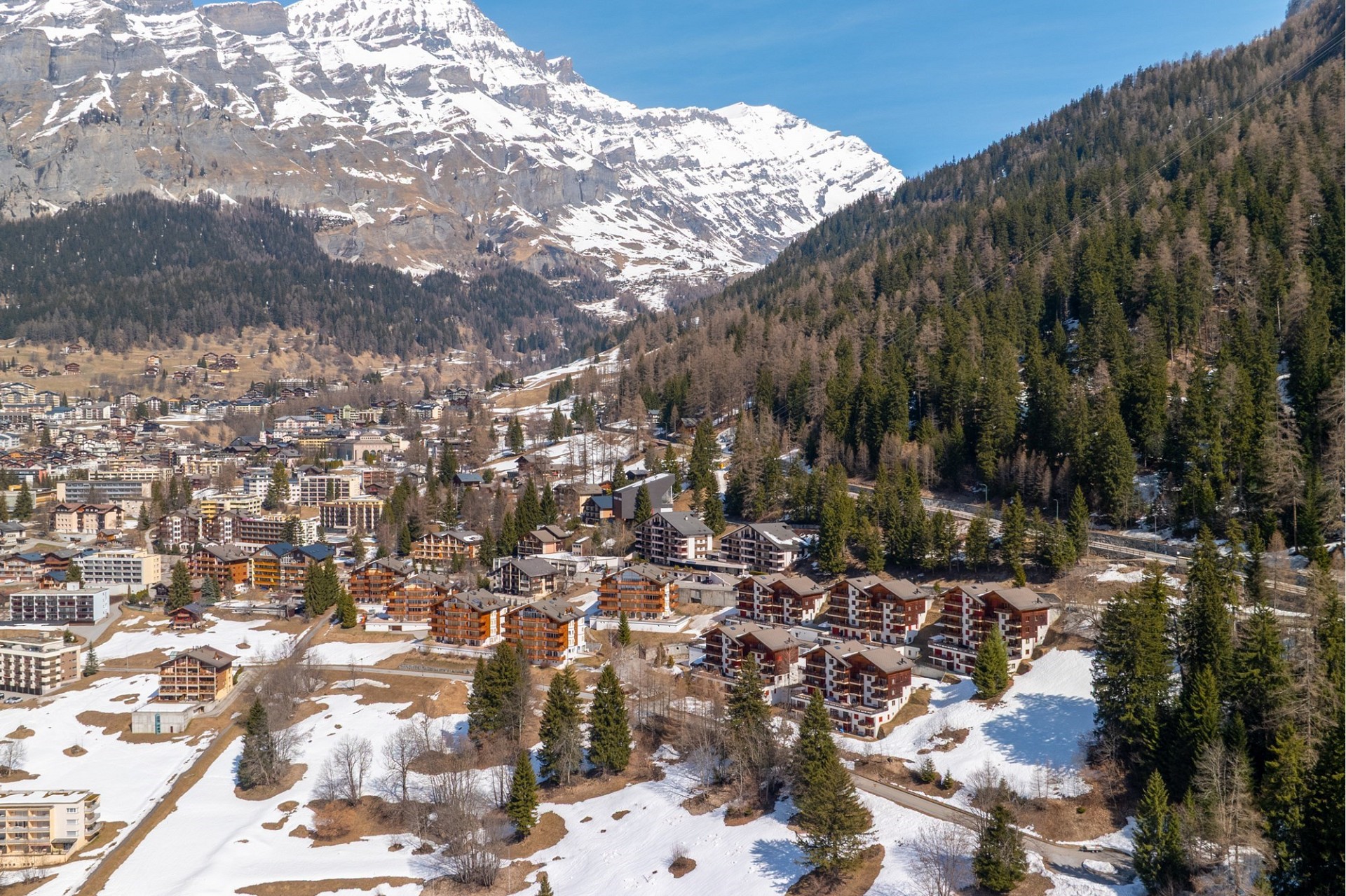 Alpine-Ort mit Wohnbebauung und Schneelandschaft