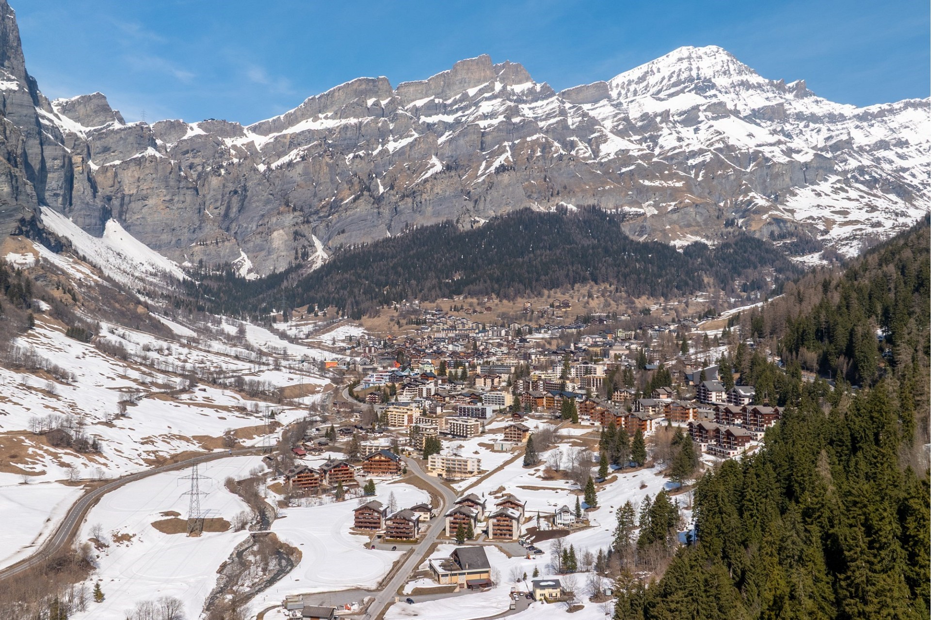 Bergpanorama über einem alpinen Talort