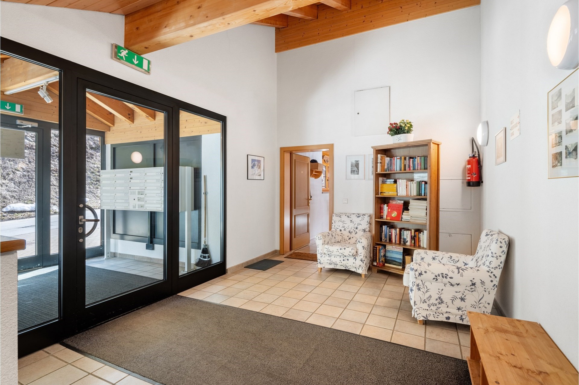 Eingangsbereich mit Glasfront und Sitznische