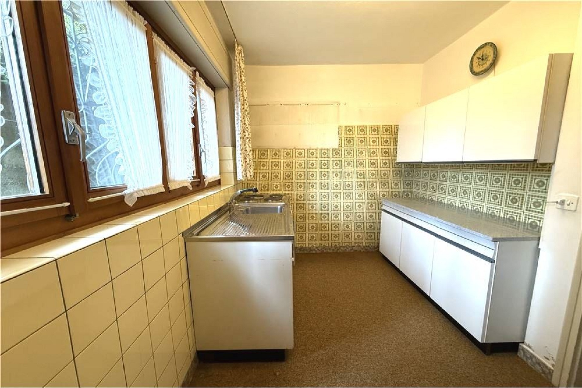Küche mit Fensterfront und retro Fliesen