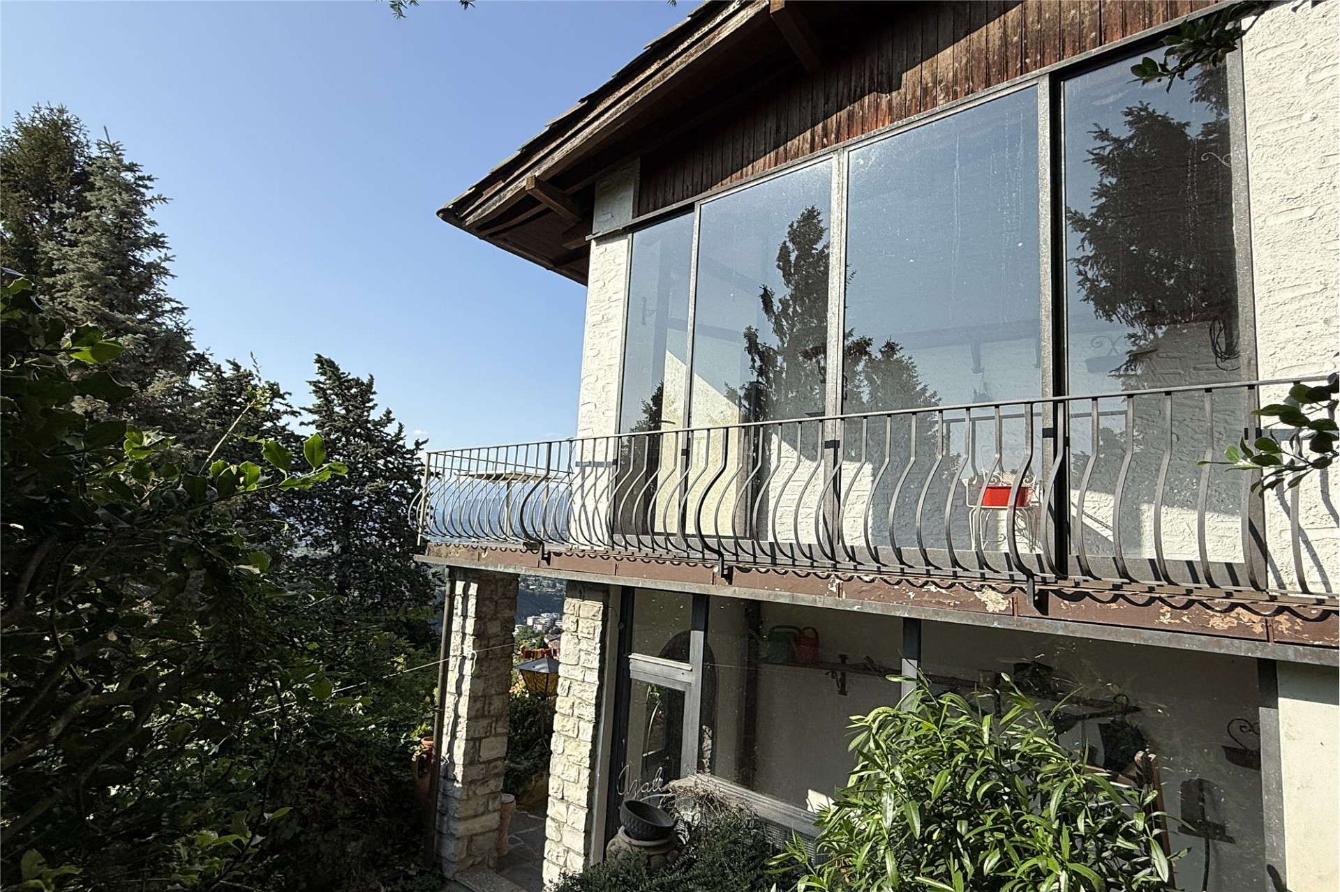 Hausfassade mit Balkon und großer Verglasung