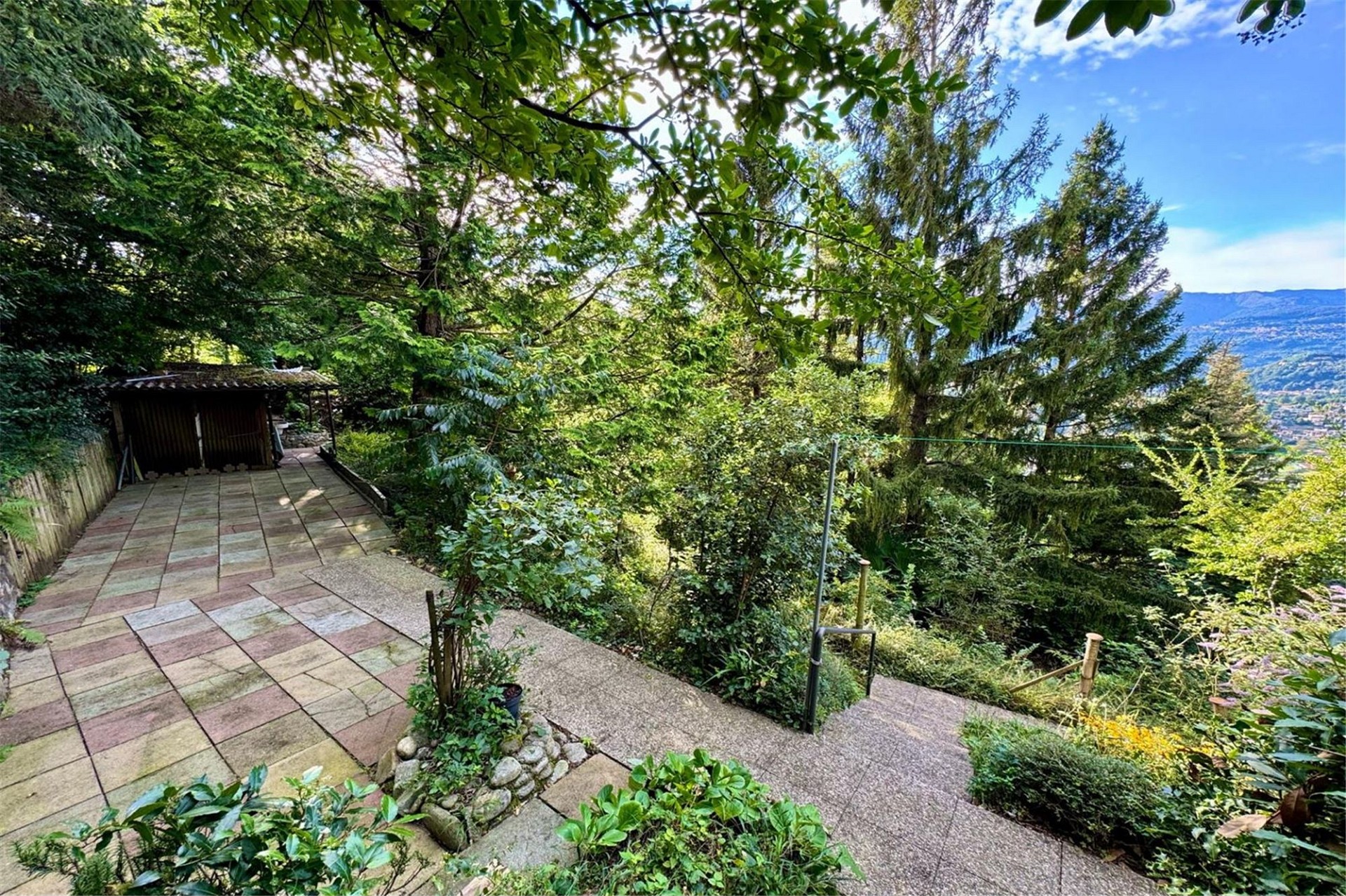 Garten mit Terrasse und Ausblick