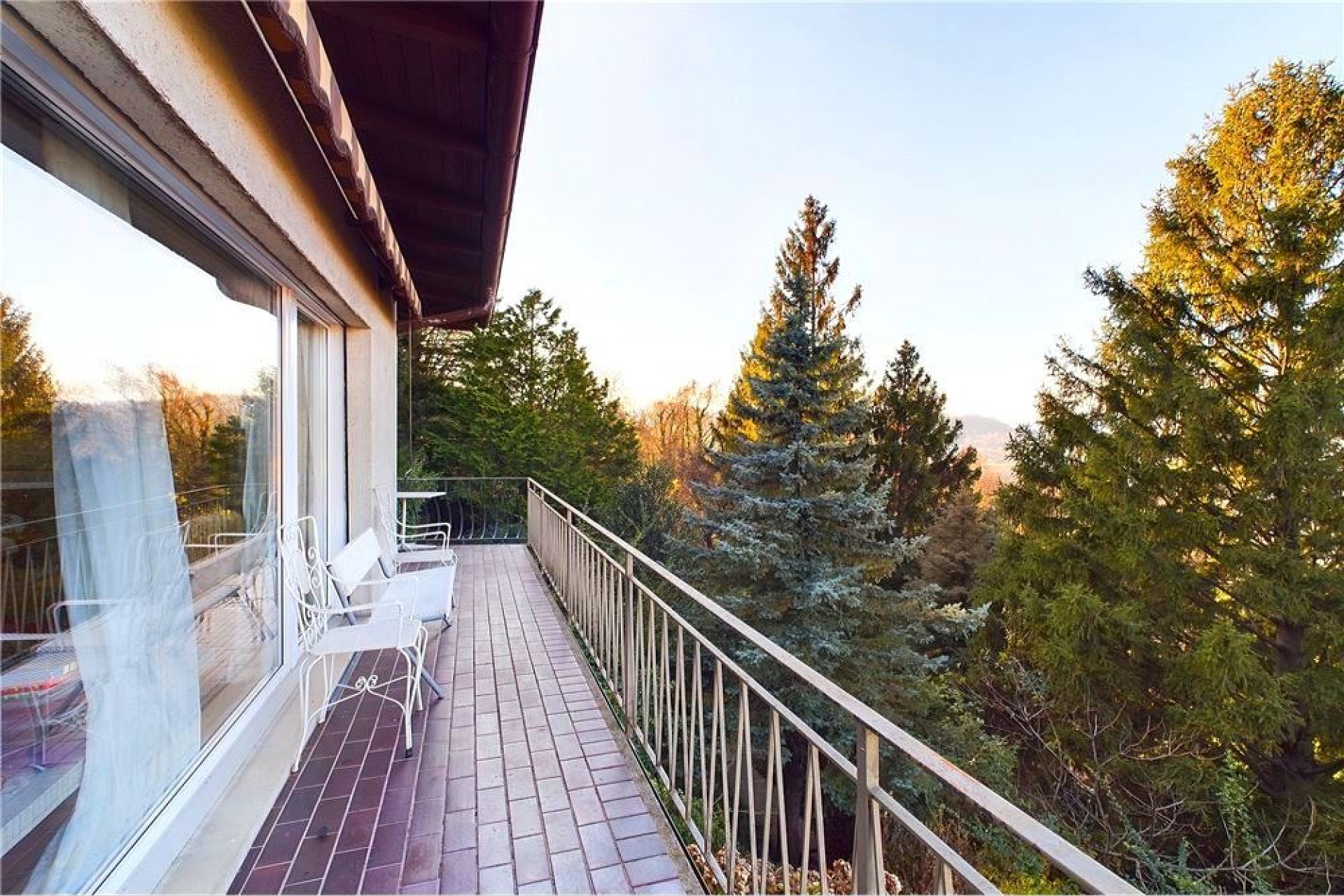 Balkon mit Ausblick ins Grüne