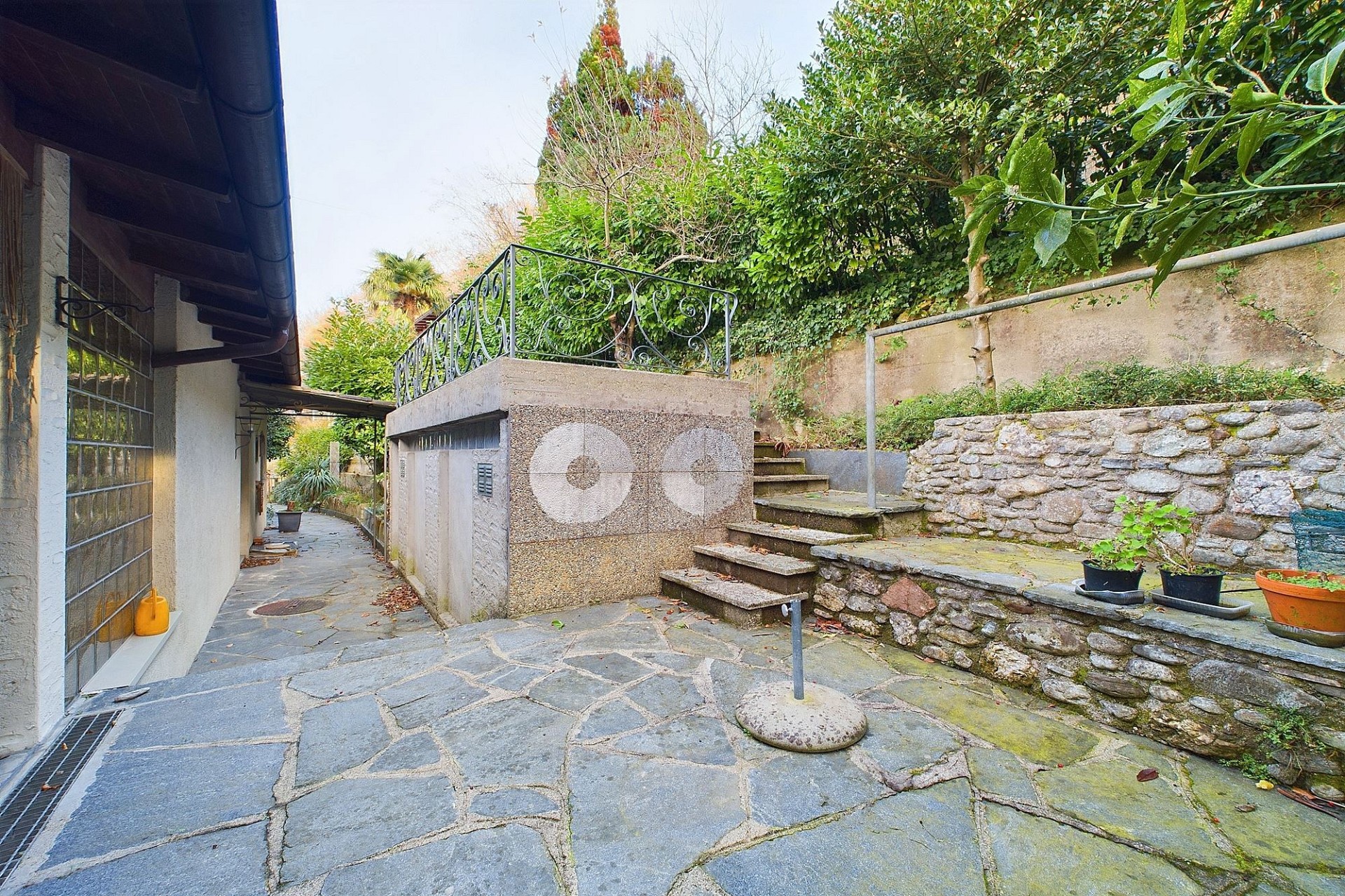 Außenbereich mit Steinterrasse und Garten