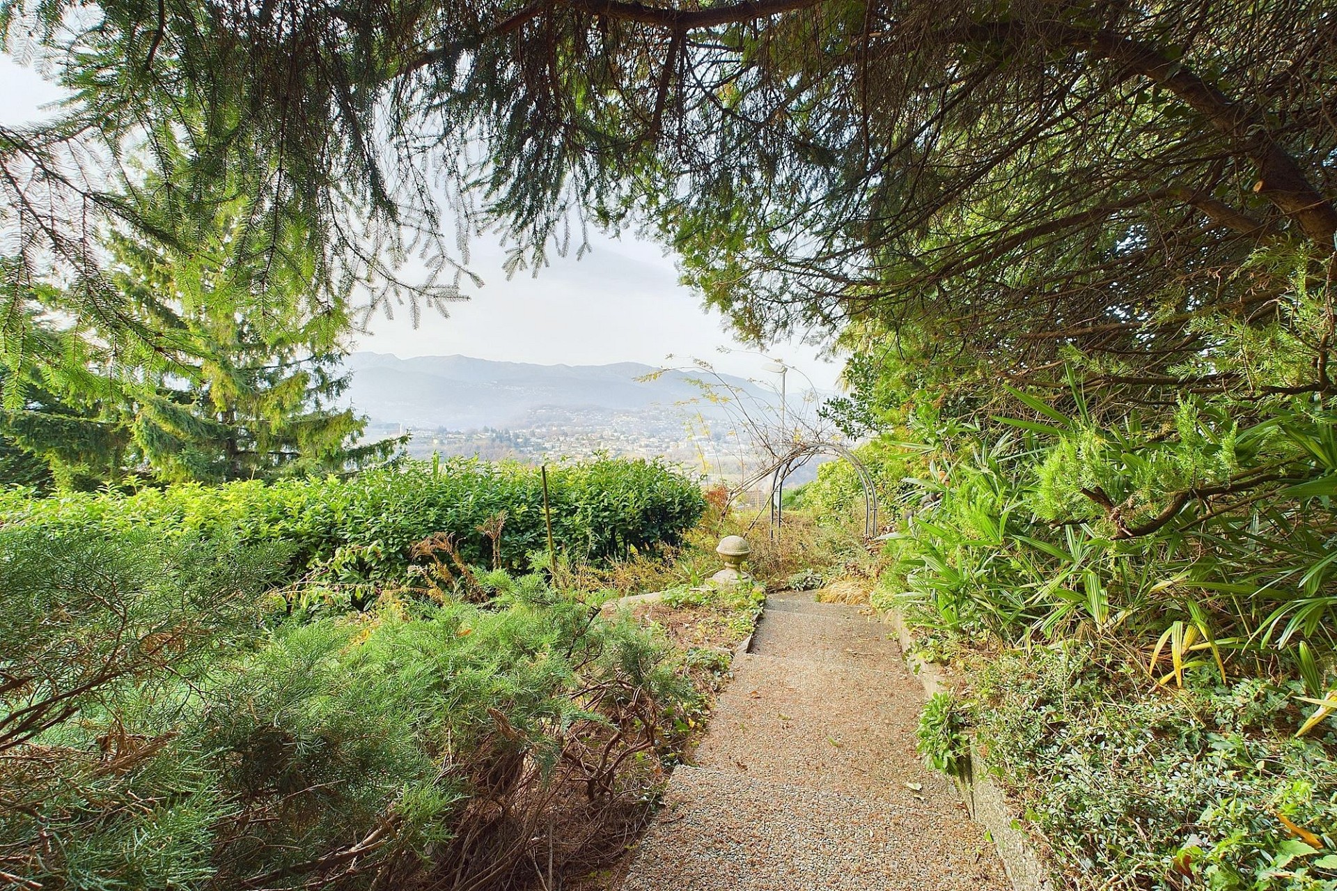 Gartenweg mit Panoramablick