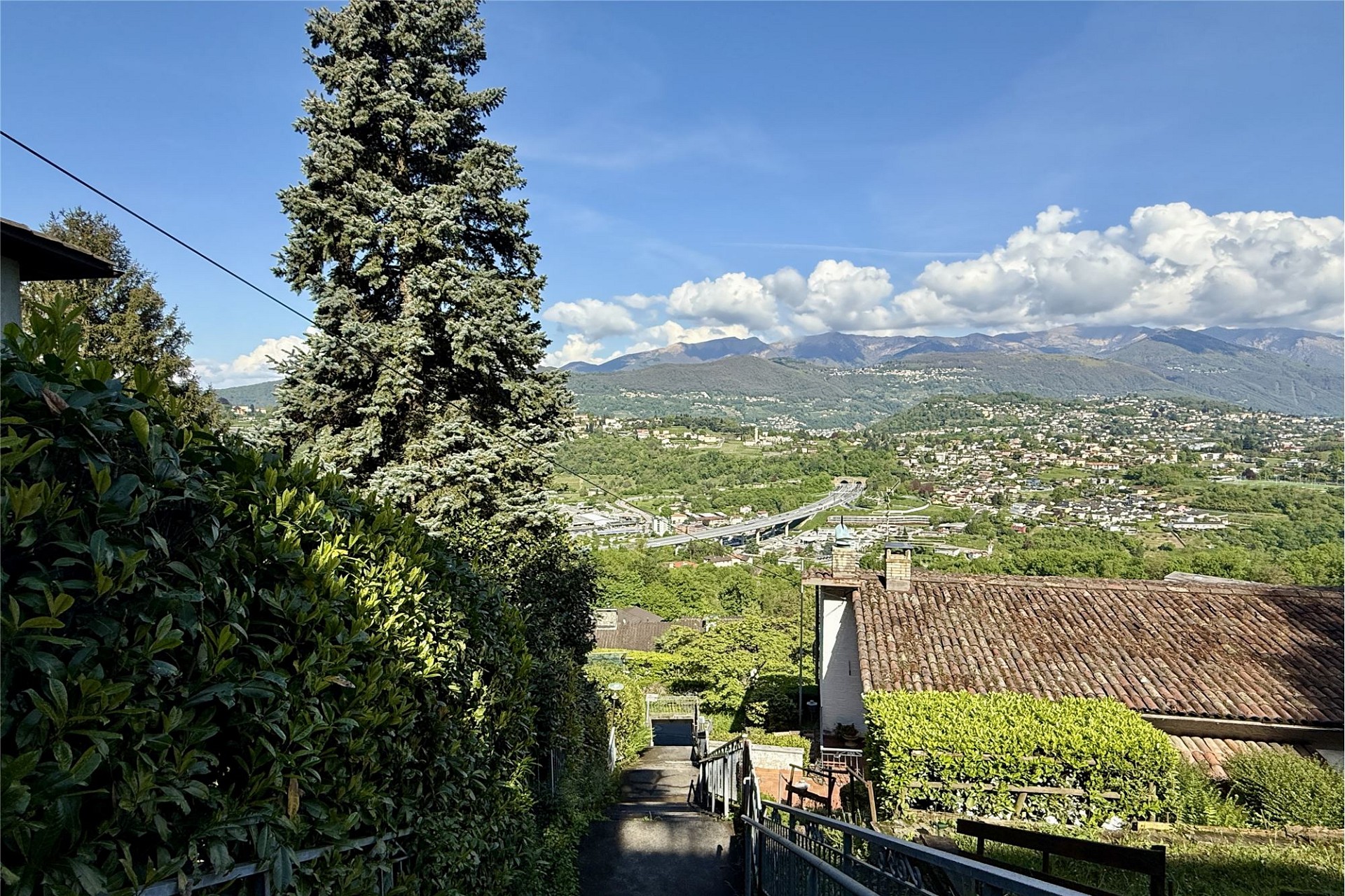 Weitblick über Tal und Berge