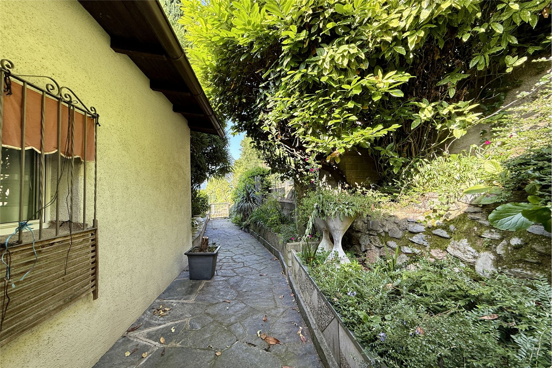 Gartenweg am Haus