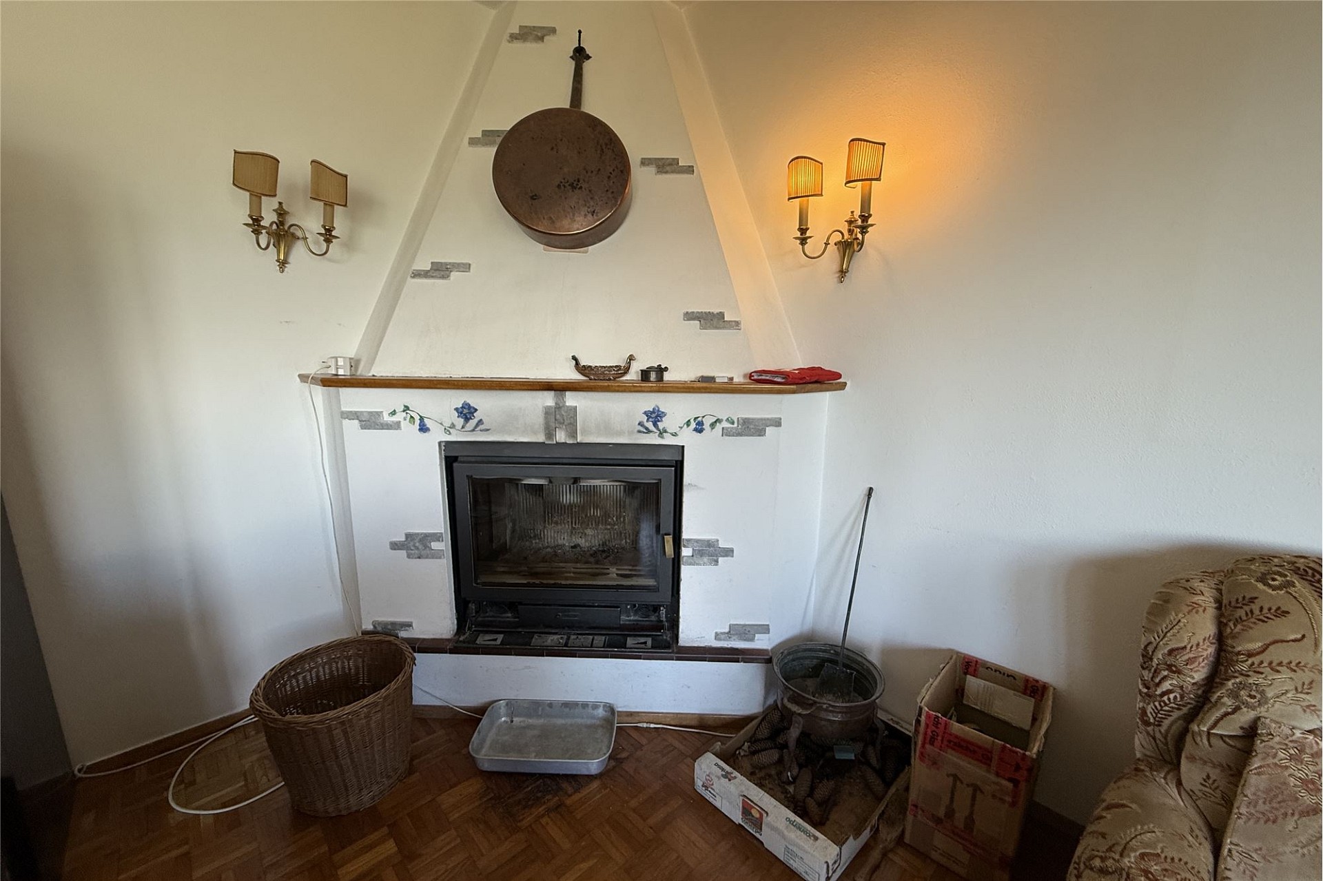 Wohnzimmer mit Kamin und Wandbeleuchtung