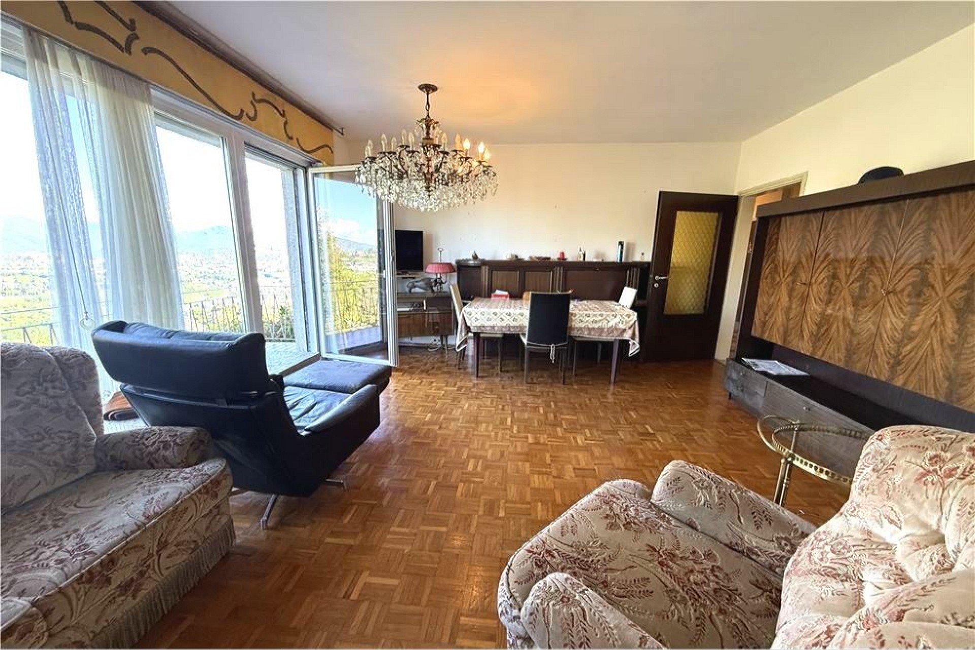 Wohnzimmer mit Essbereich und Balkonblick