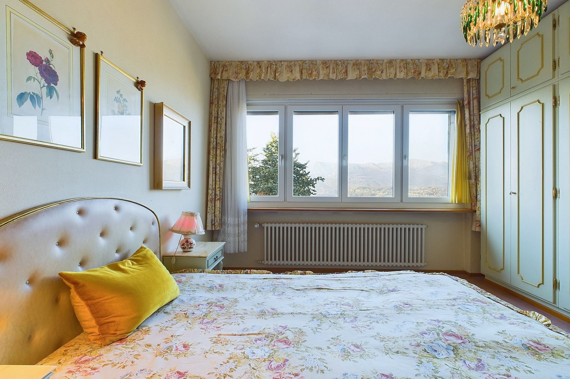 Schlafzimmer mit klassischer Einrichtung und Bergblick