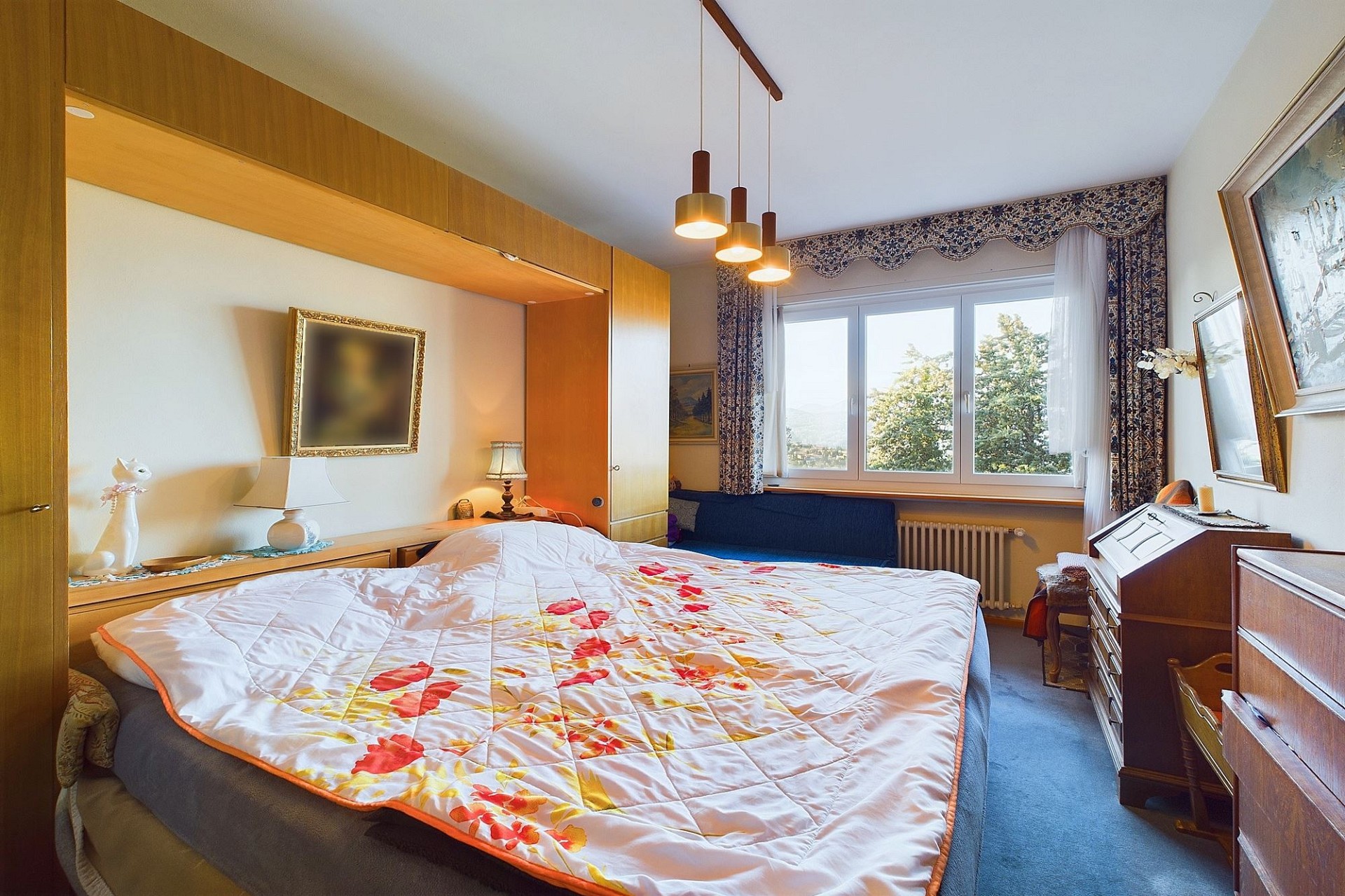 Gemütliches Schlafzimmer mit Blick ins Grüne