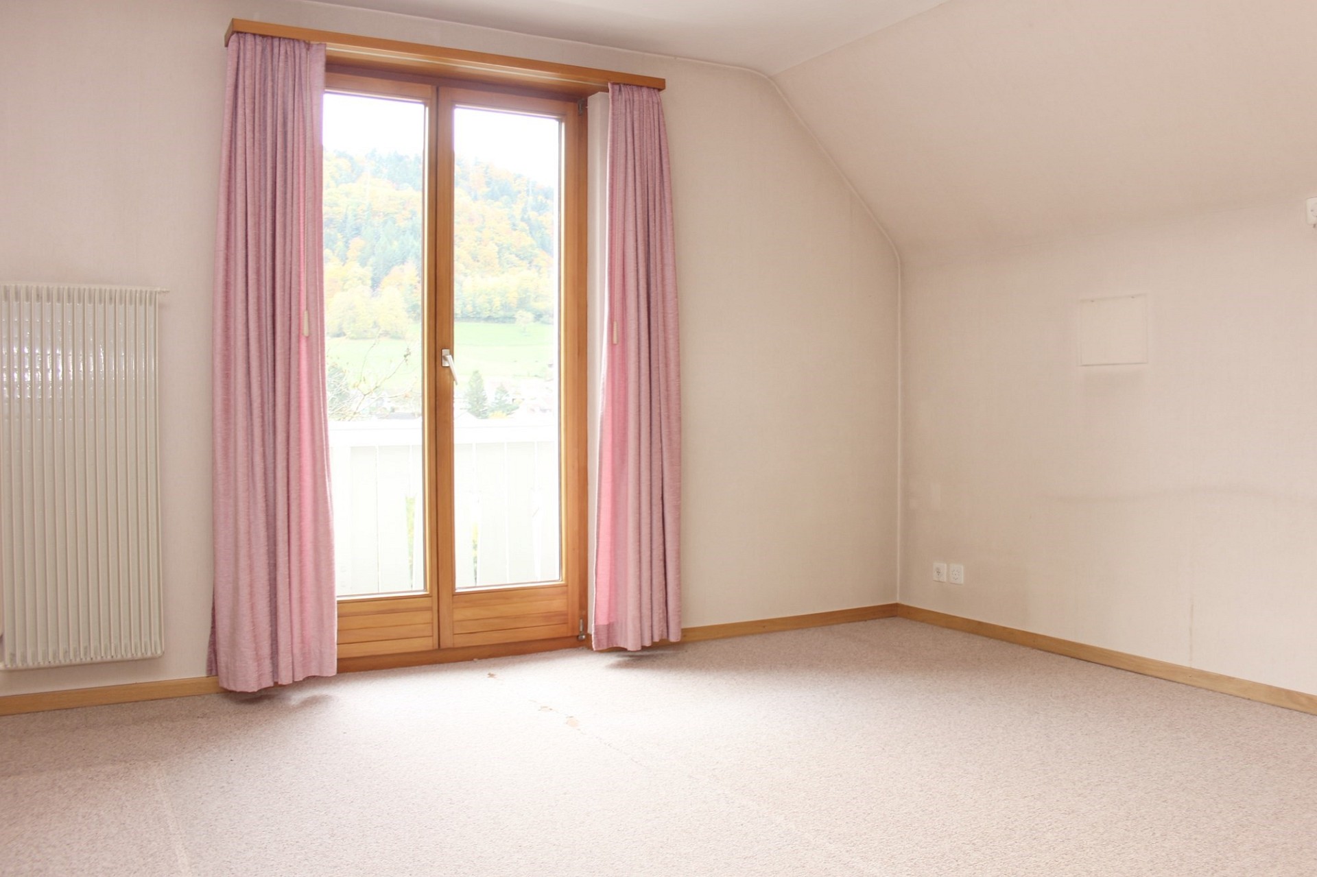 Heller leerer Raum mit Fenster und Heizung