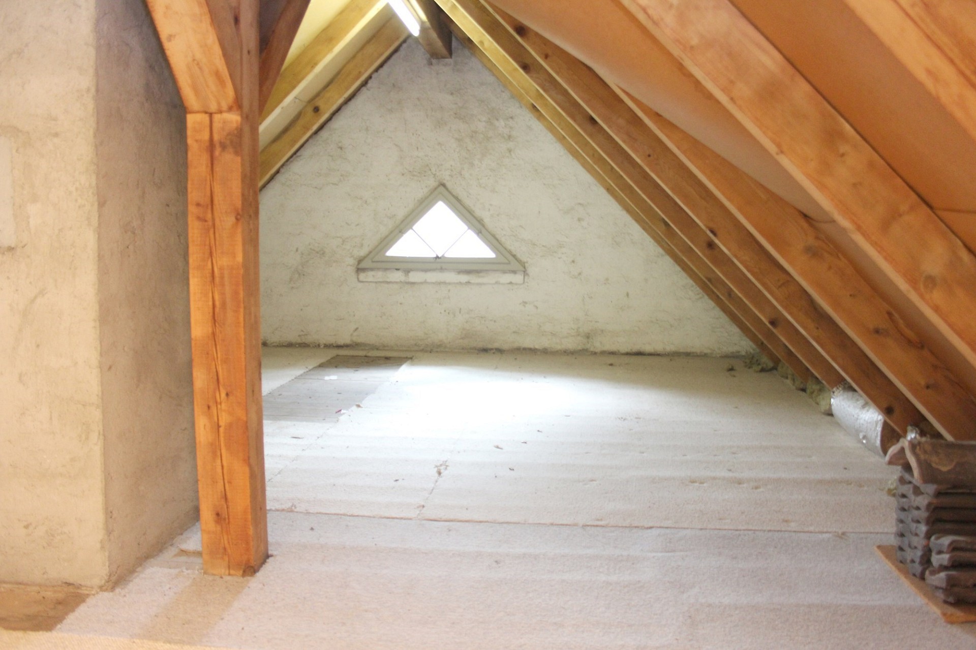 Dachboden mit sichtbaren Holzbalken