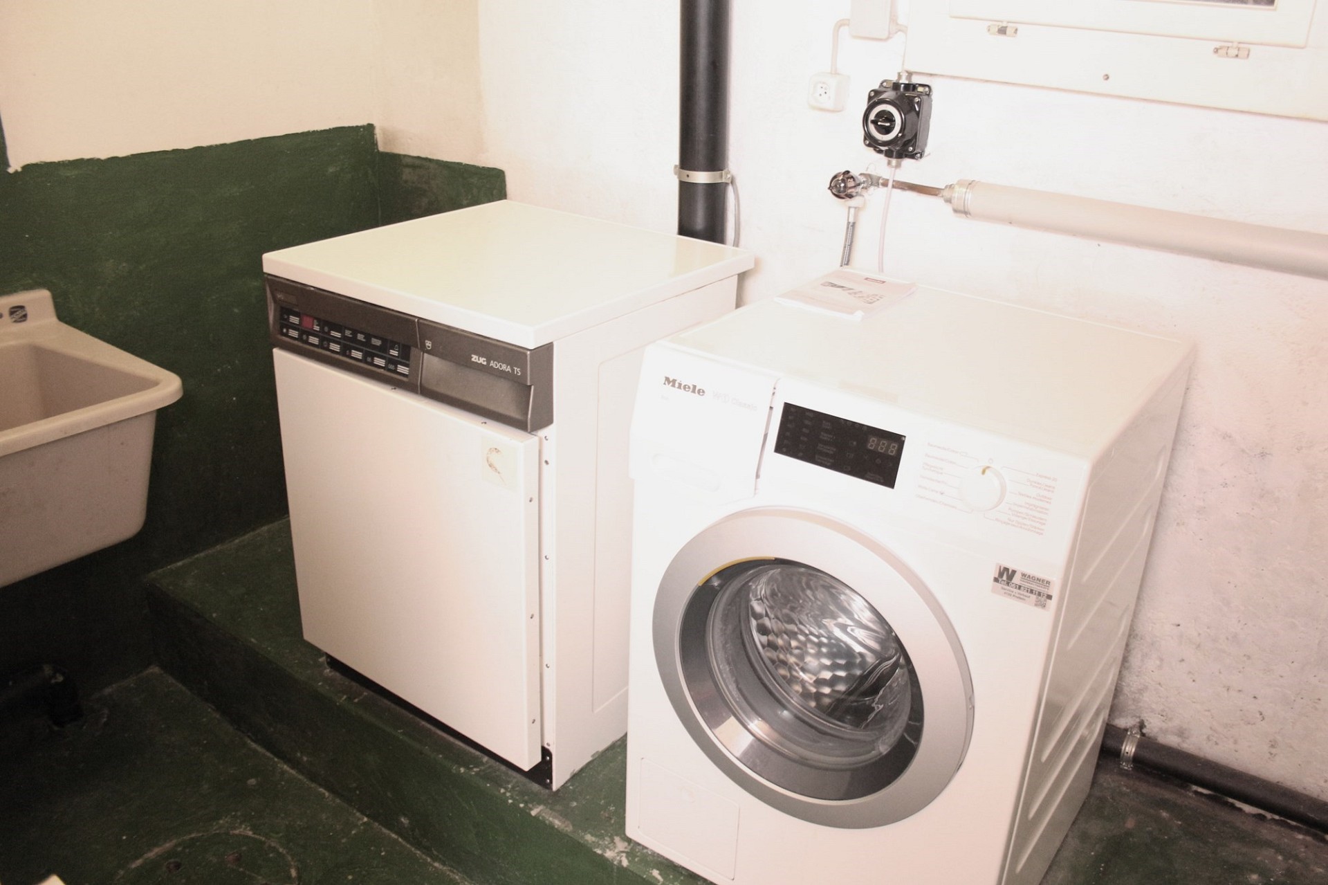 Hauswirtschaftsraum mit Waschmaschine und Trockner