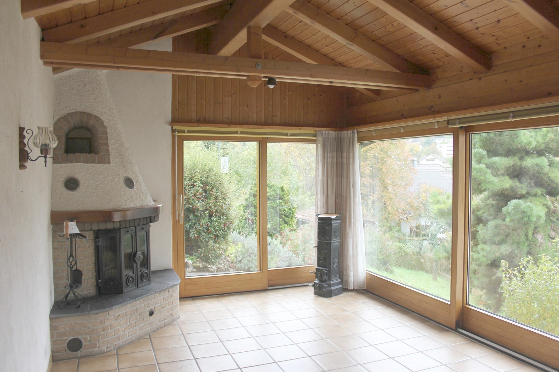 Wintergarten mit Kamin und Panoramafenstern
