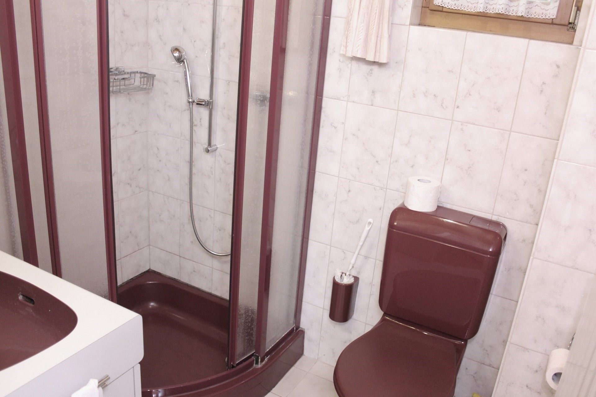 Kleines, älteres Badezimmer mit Duschkabine und WC