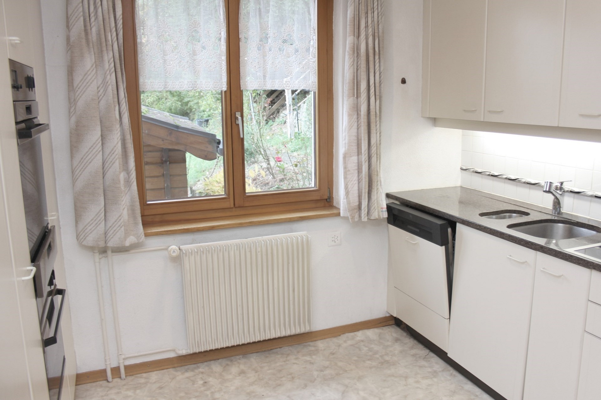 Helle Küche mit Holzfenster