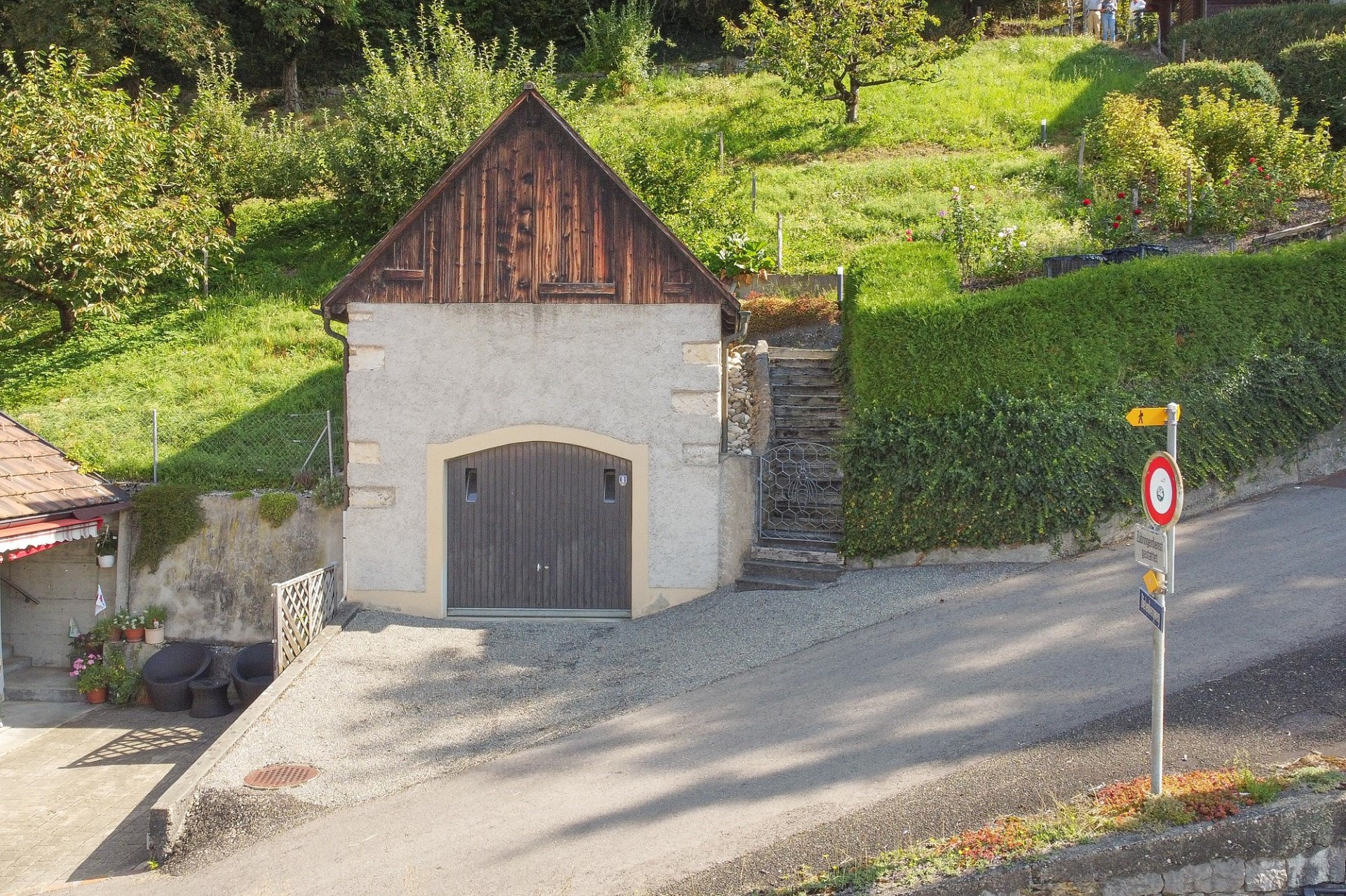 Landwirtschaftliches Nebengebäude an Hanglage
