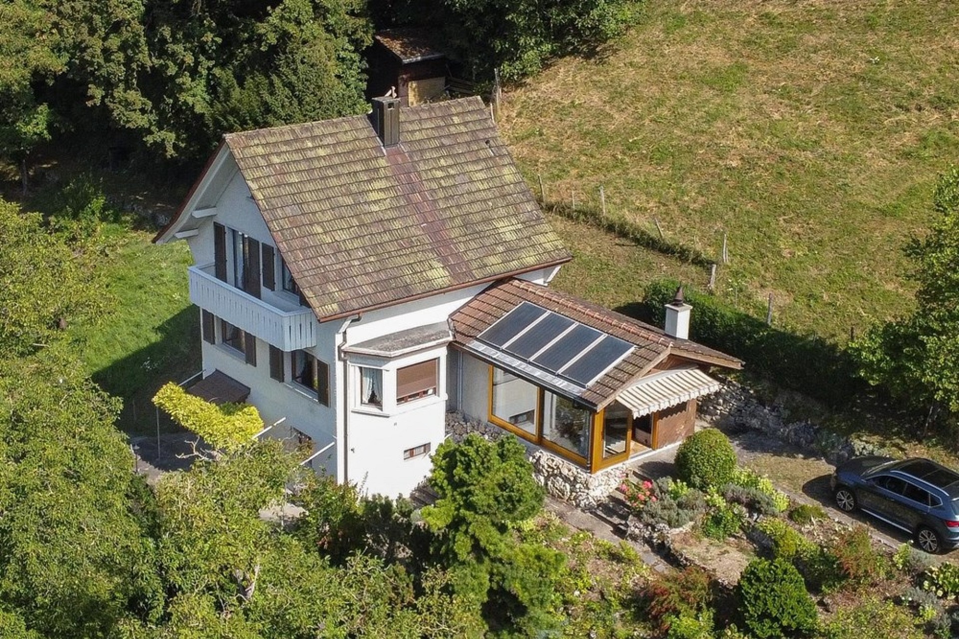Luftaufnahme eines ländlichen Einfamilienhauses mit Garten