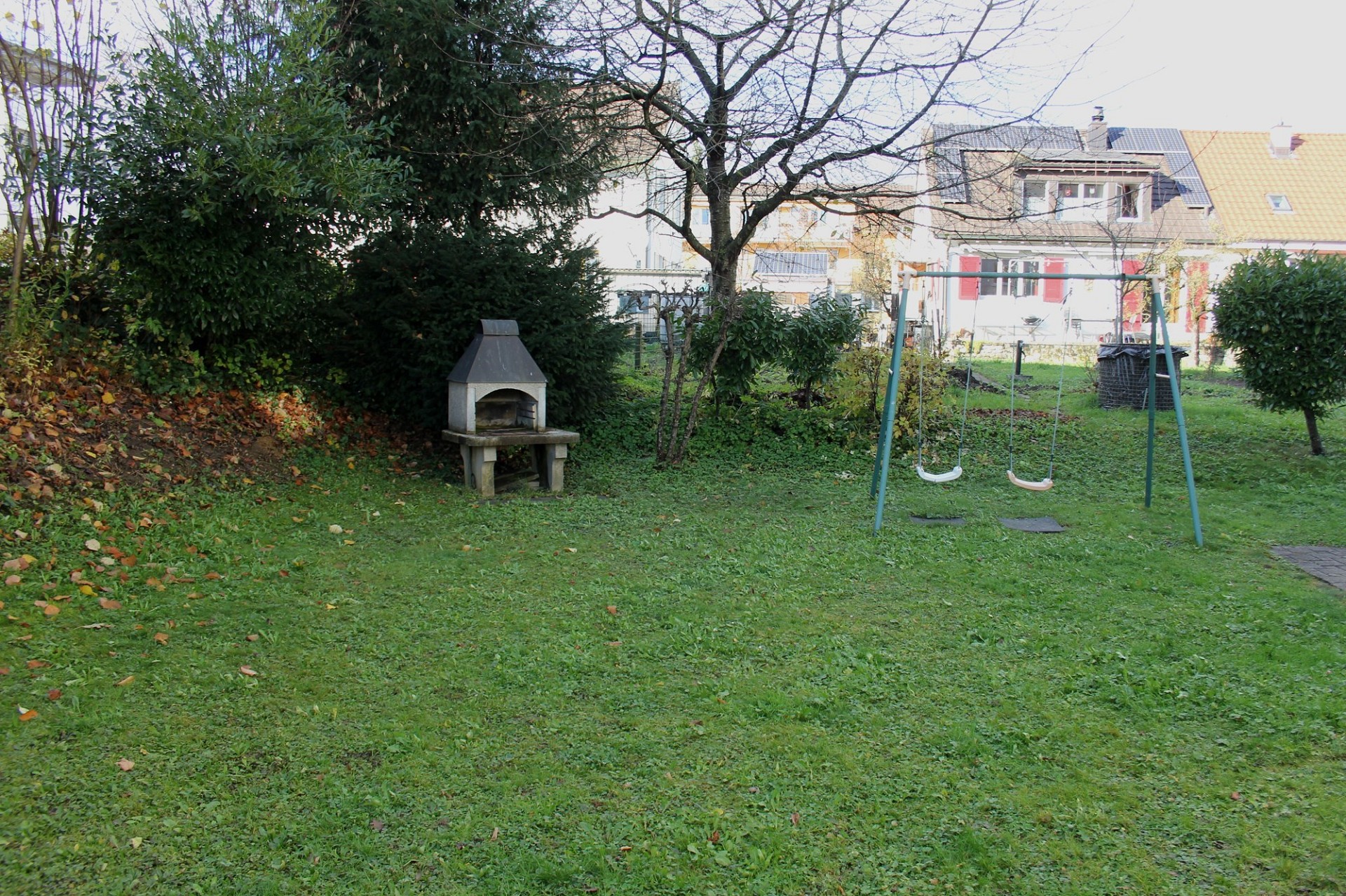 Garten mit Spielgerät und Außengrill