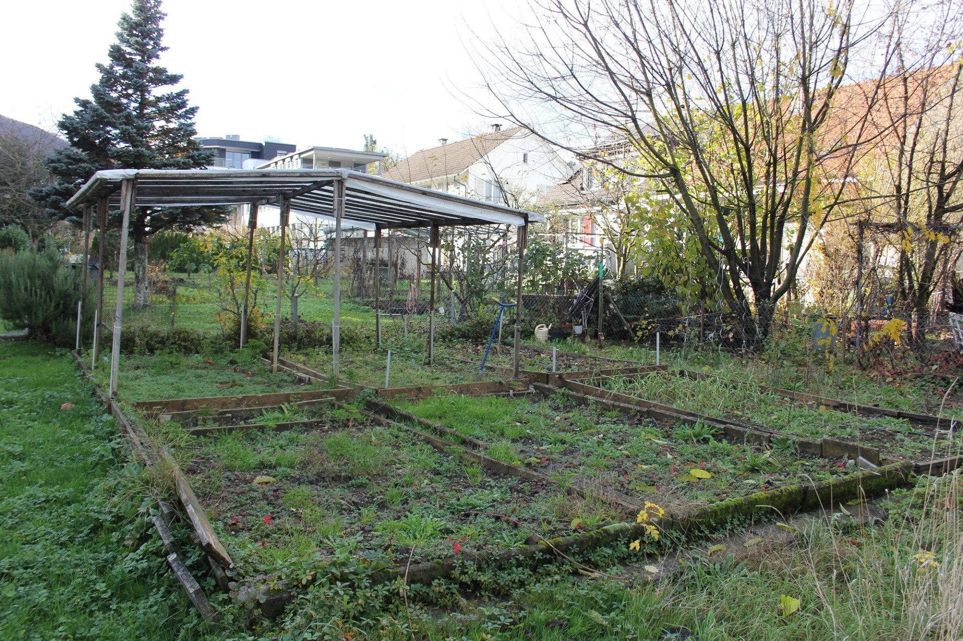 Garten mit Hochbeeten und Überdachung