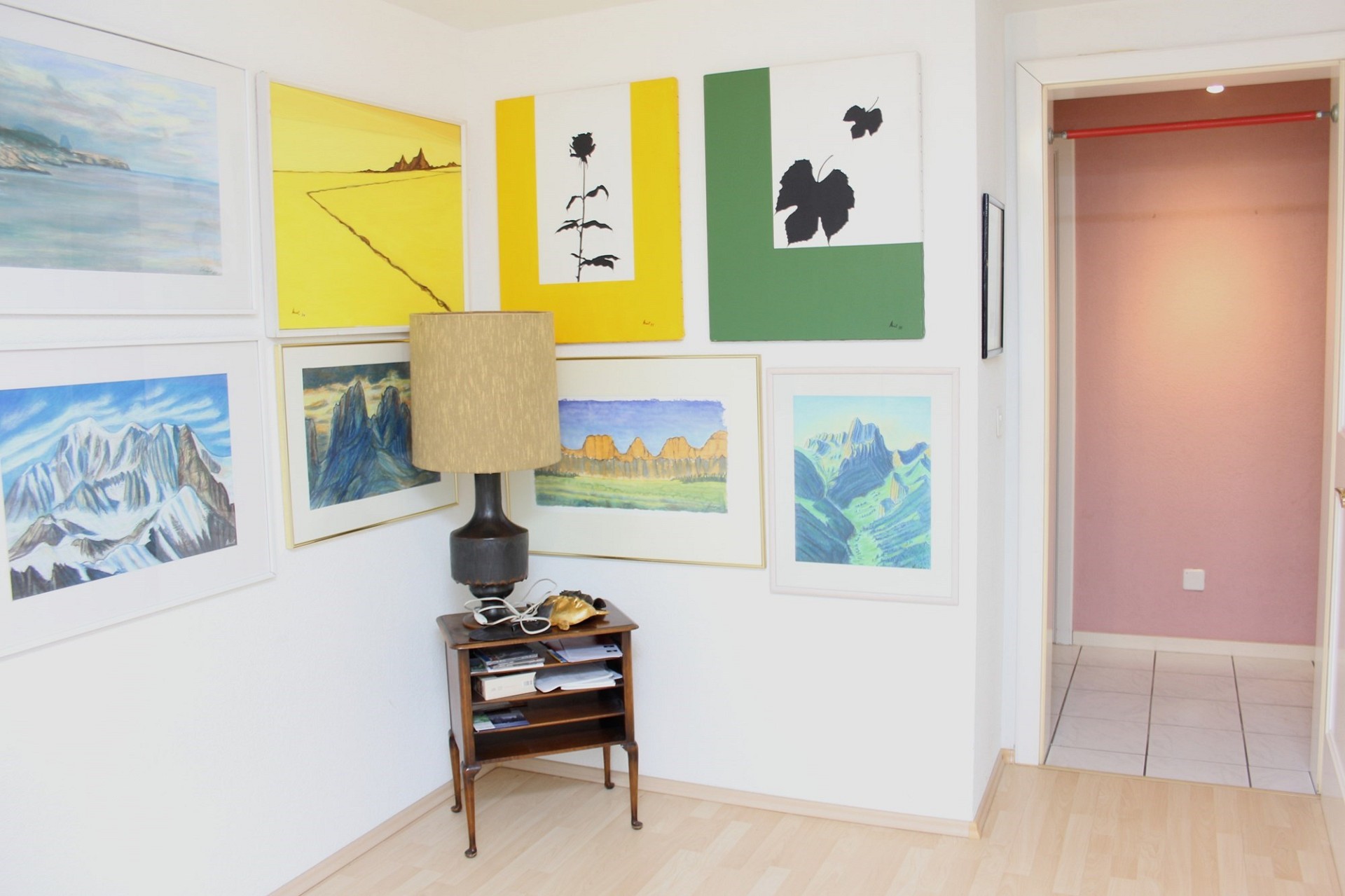 Flur mit Kunst und Nebenraum