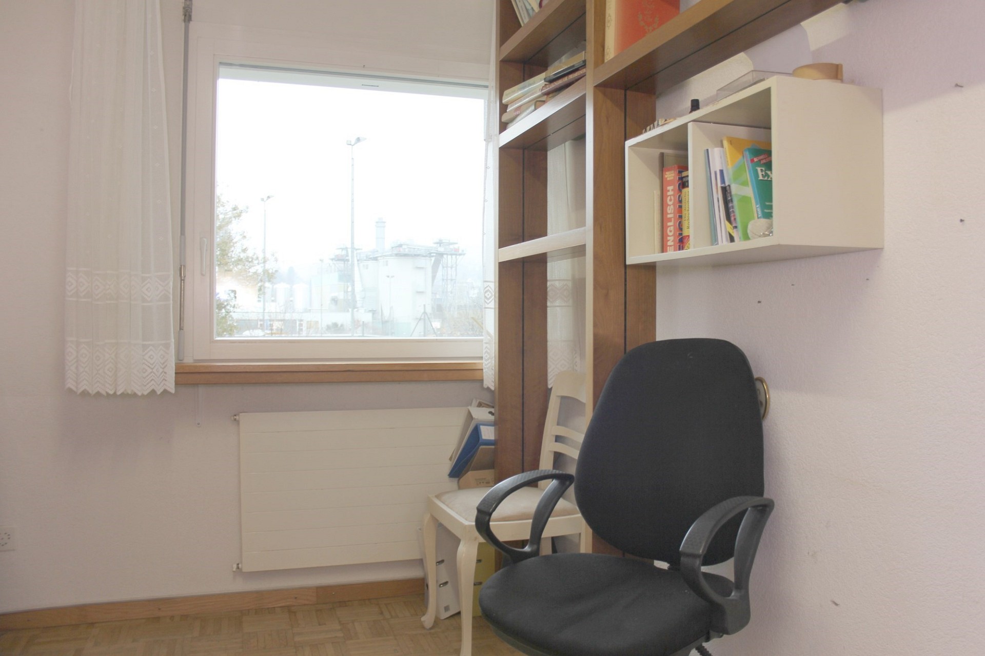 Helles kleines Arbeitszimmer