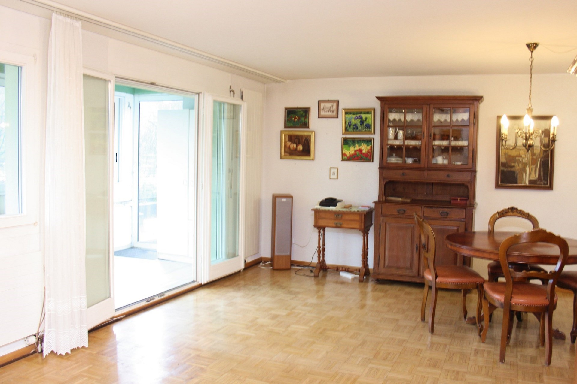 Wohn- und Esszimmer mit Balkonzugang